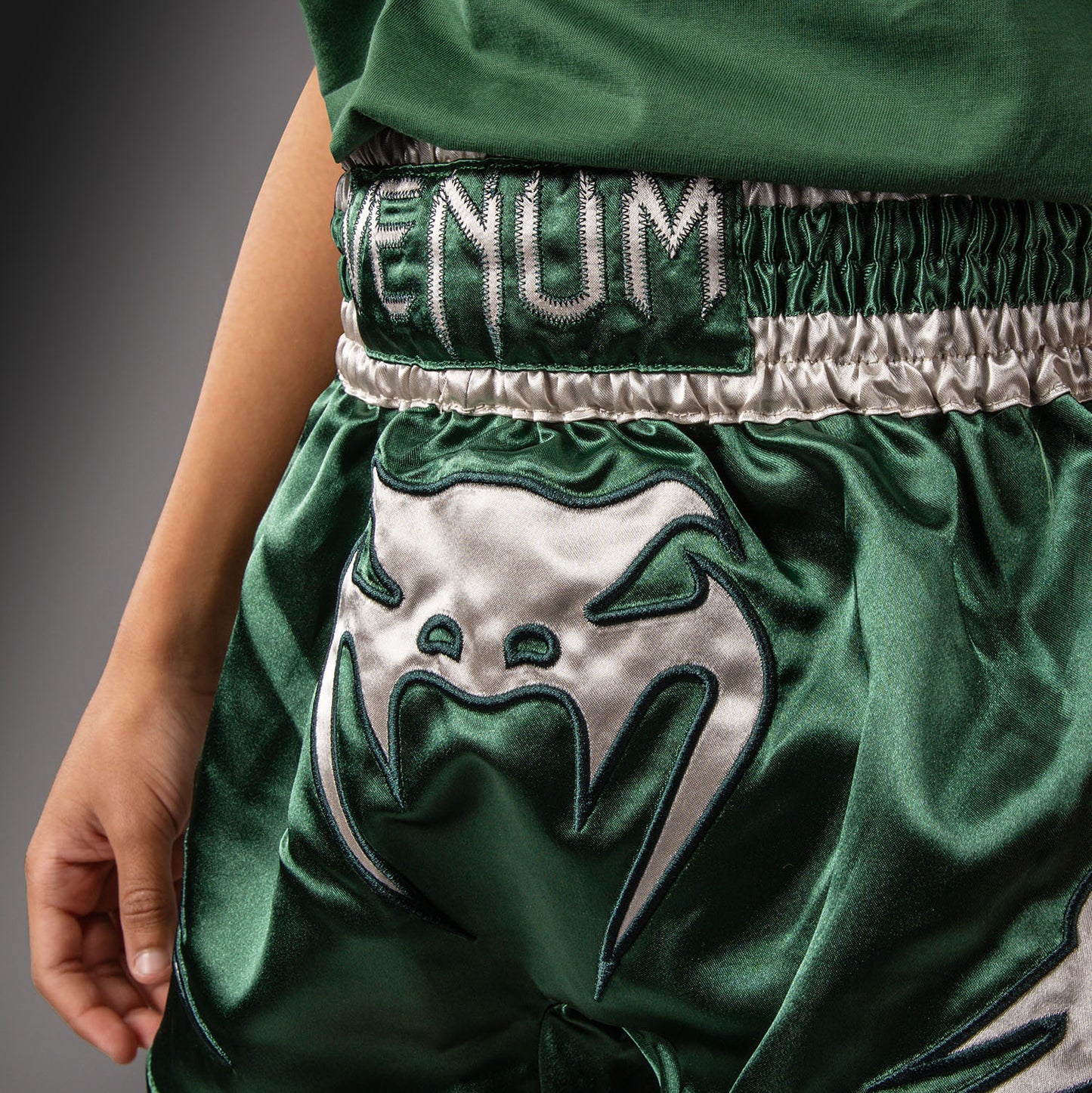 Venum Inferno Muay Thai Short – Bosgroen/Off White