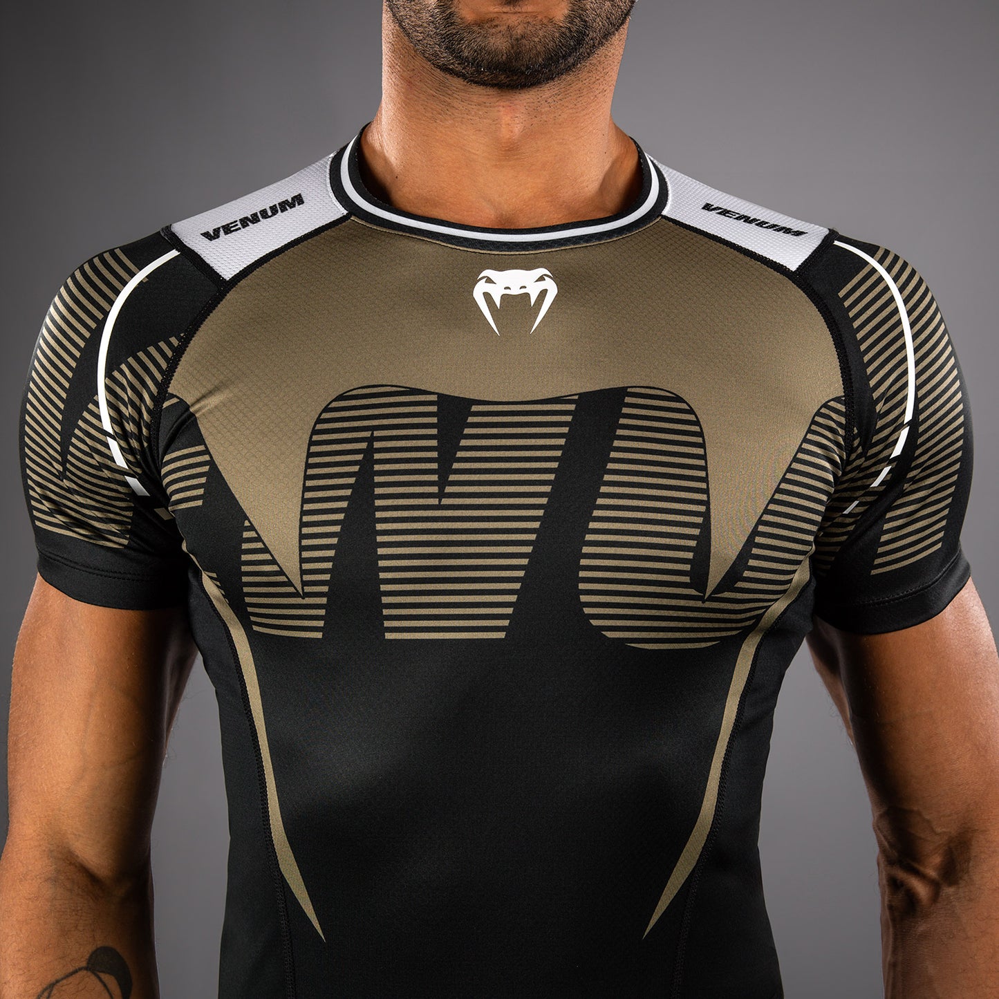 Venum Adrenaline Korte Mouw Rashguard – Zwart/Zand