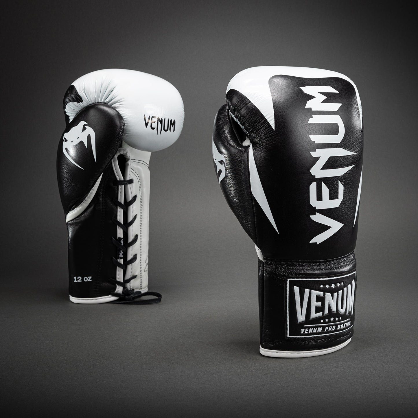 Venum Hammer Pro bokshandschoenen met veters - zwart/wit