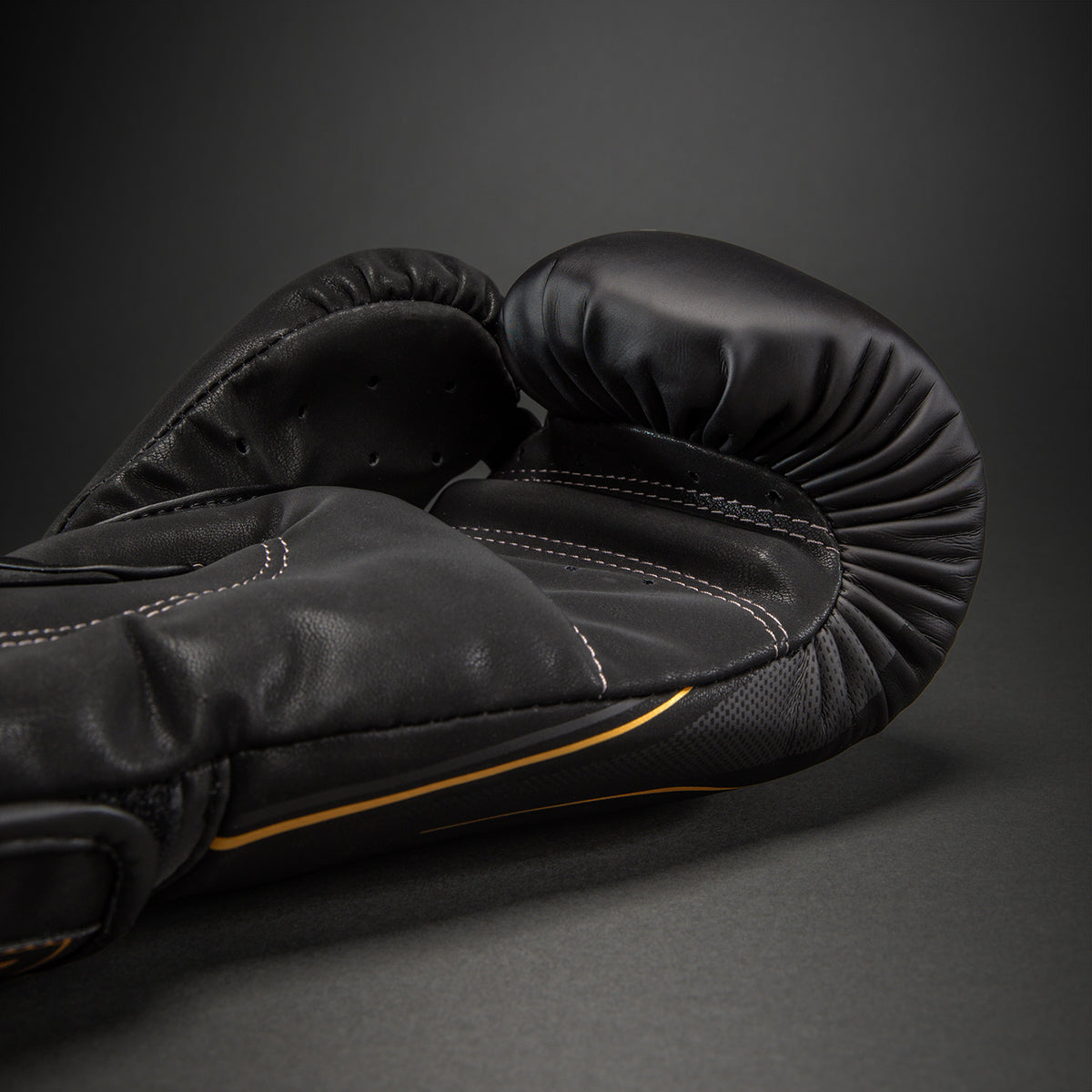 Venum Impact G-Core Bokshandschoenen - Zwart/Goud