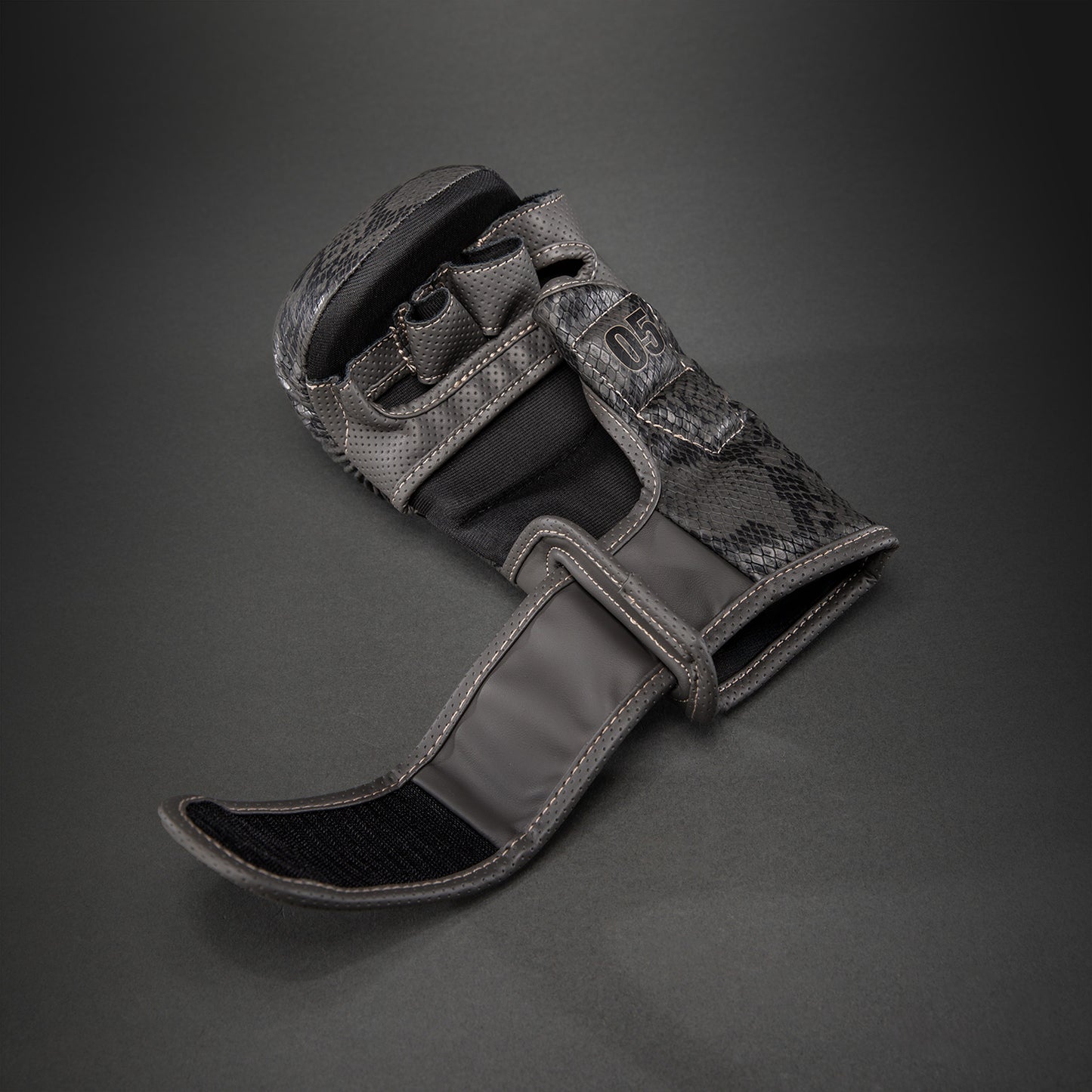 Venum Impact Evo Scales MMA Sparring Handschoenen – Donkergrijs