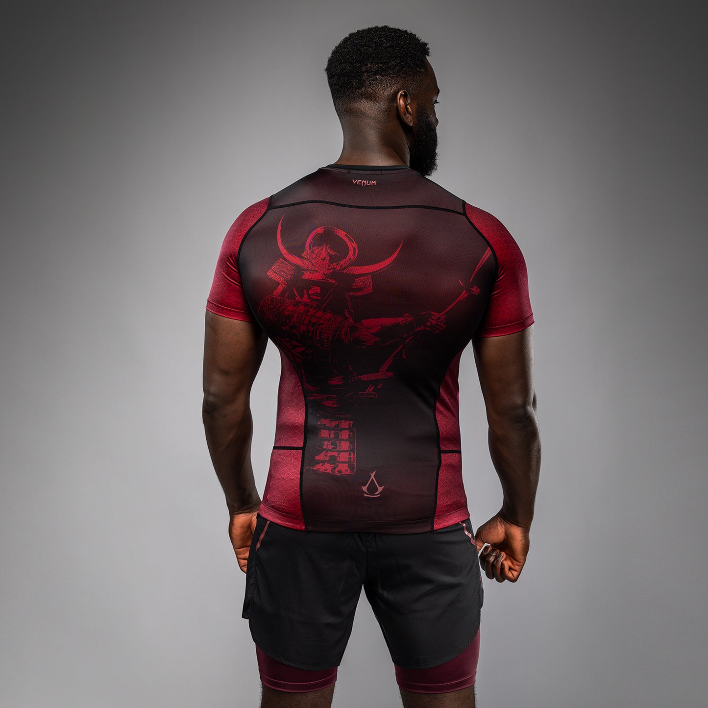 Venum x Assassin’s Creed Shadows Korte Mouwen Rashguard voor Mannen - Bordeaux/Zwart