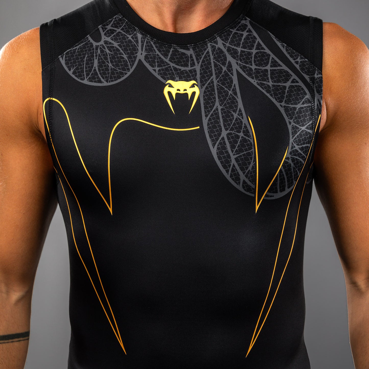Venum Serpenti Mouwloos Rashguard – Zwart/Zilver/Goud