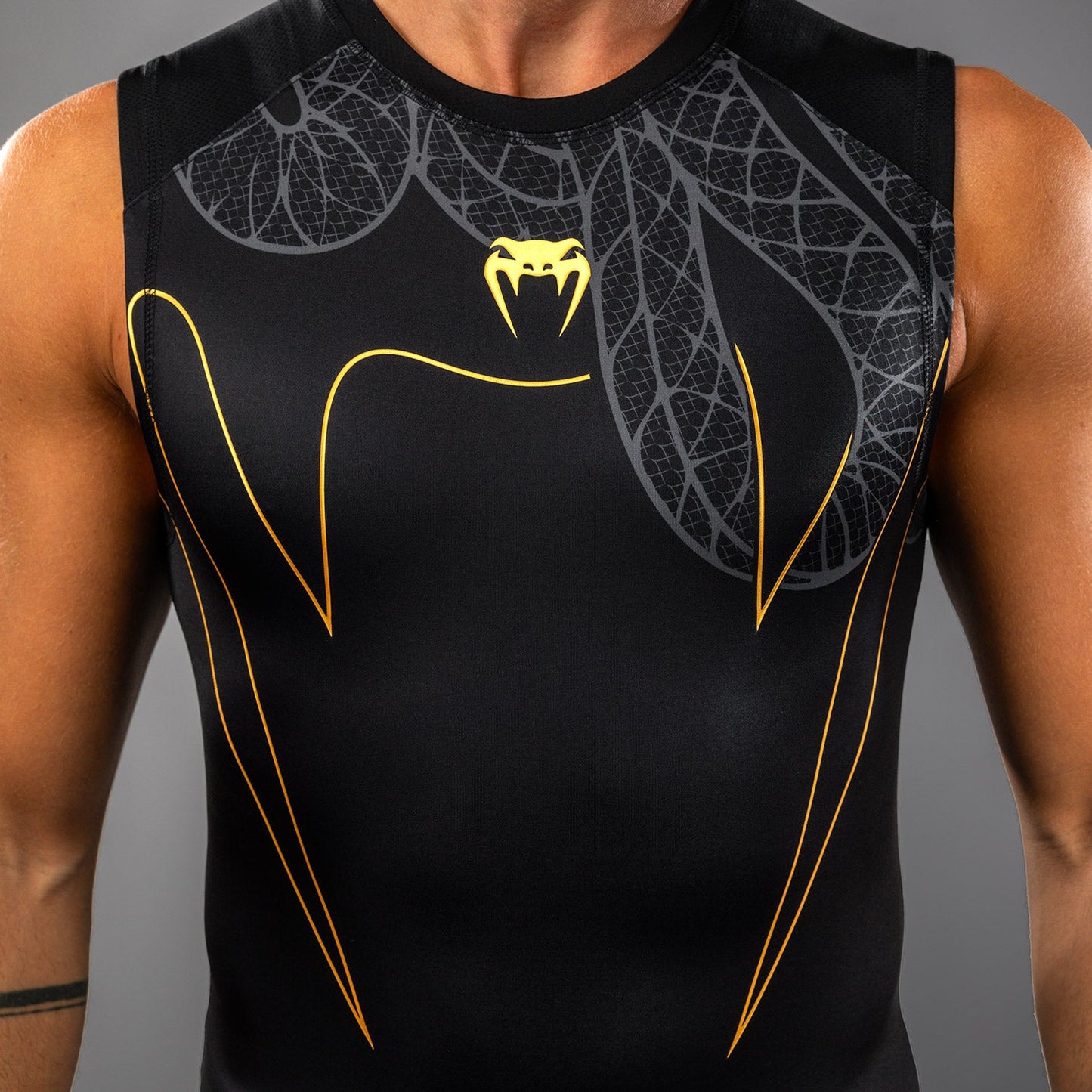 Venum Serpenti Mouwloos Rashguard – Zwart/Zilver/Goud