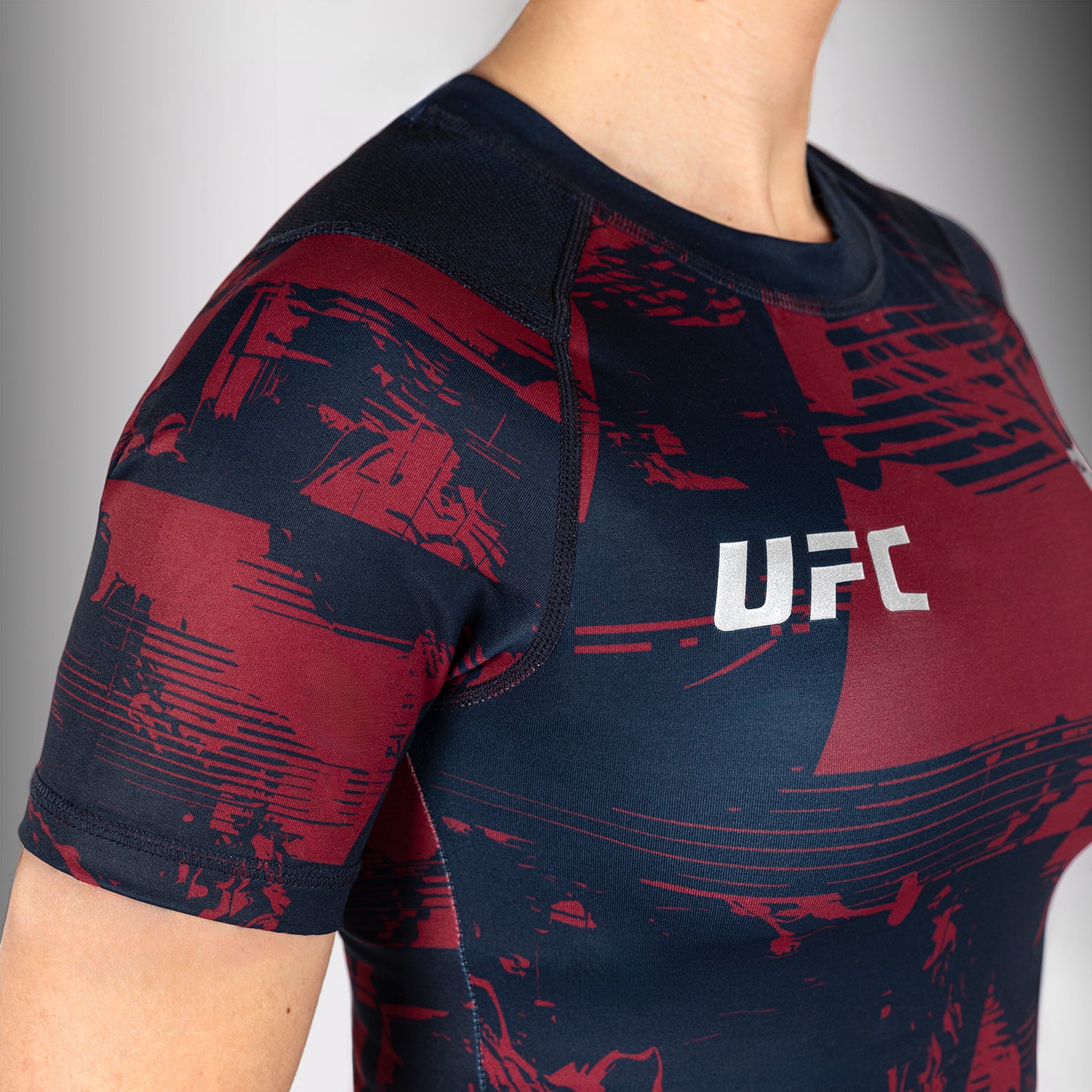 UFC Zenith by Venum Authentic Fight Week Performance Rashguard Korte Mouw Dames - Marineblauw/Bordeauxrood/Zilver