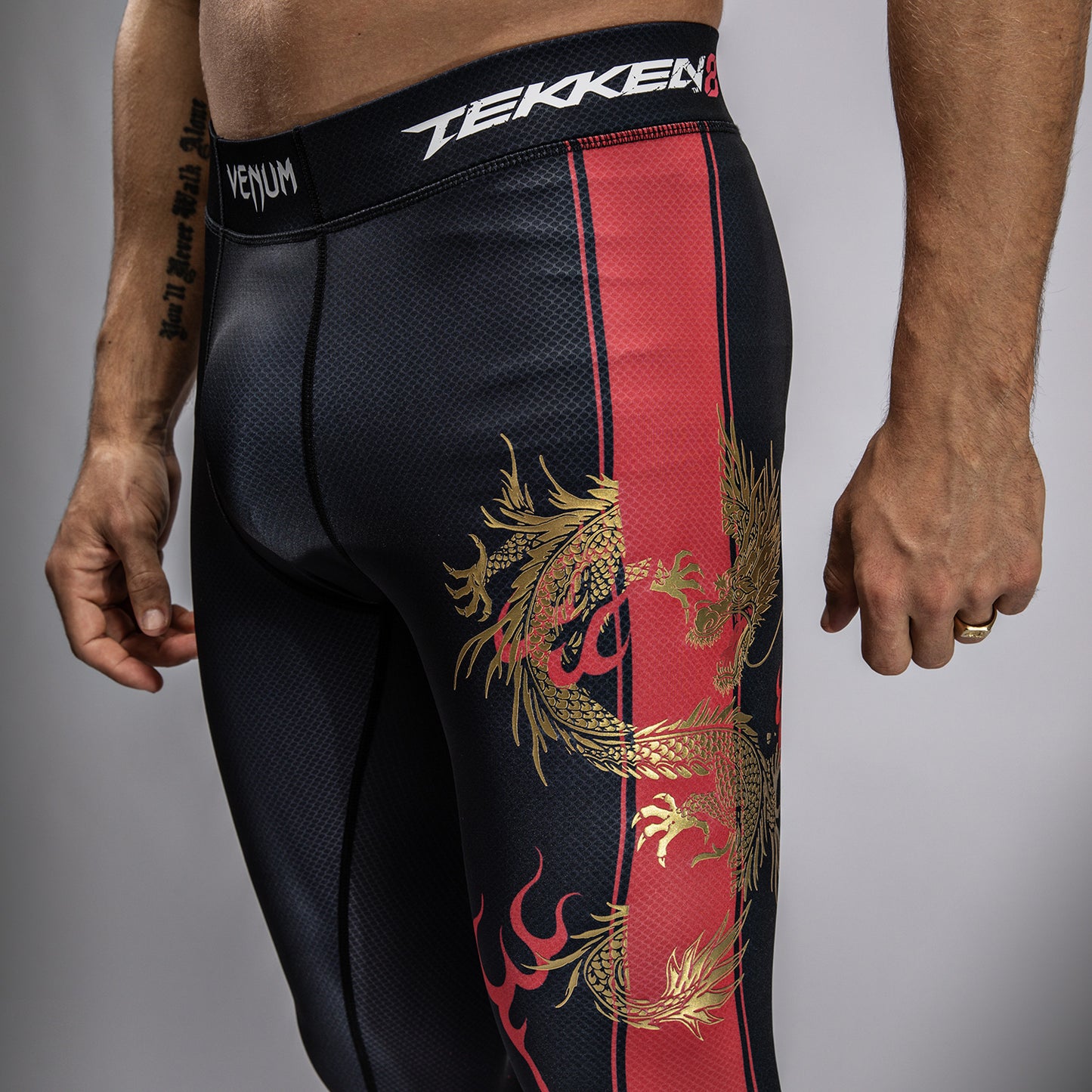 Venum x TEKKEN 8 - Marshall Law Spats - Zwart/Rood/Goud