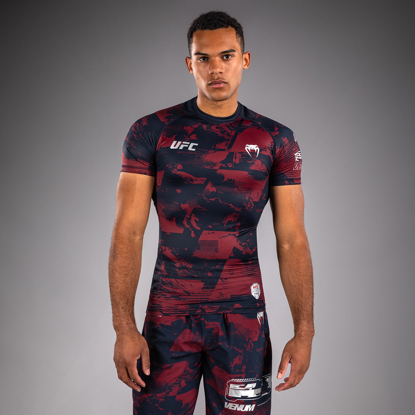 UFC Zenith by Venum Authentic Fight Week Performance Shortsleeve Rashguard Heren - Marineblauw/Bordeauxrood/Zilver