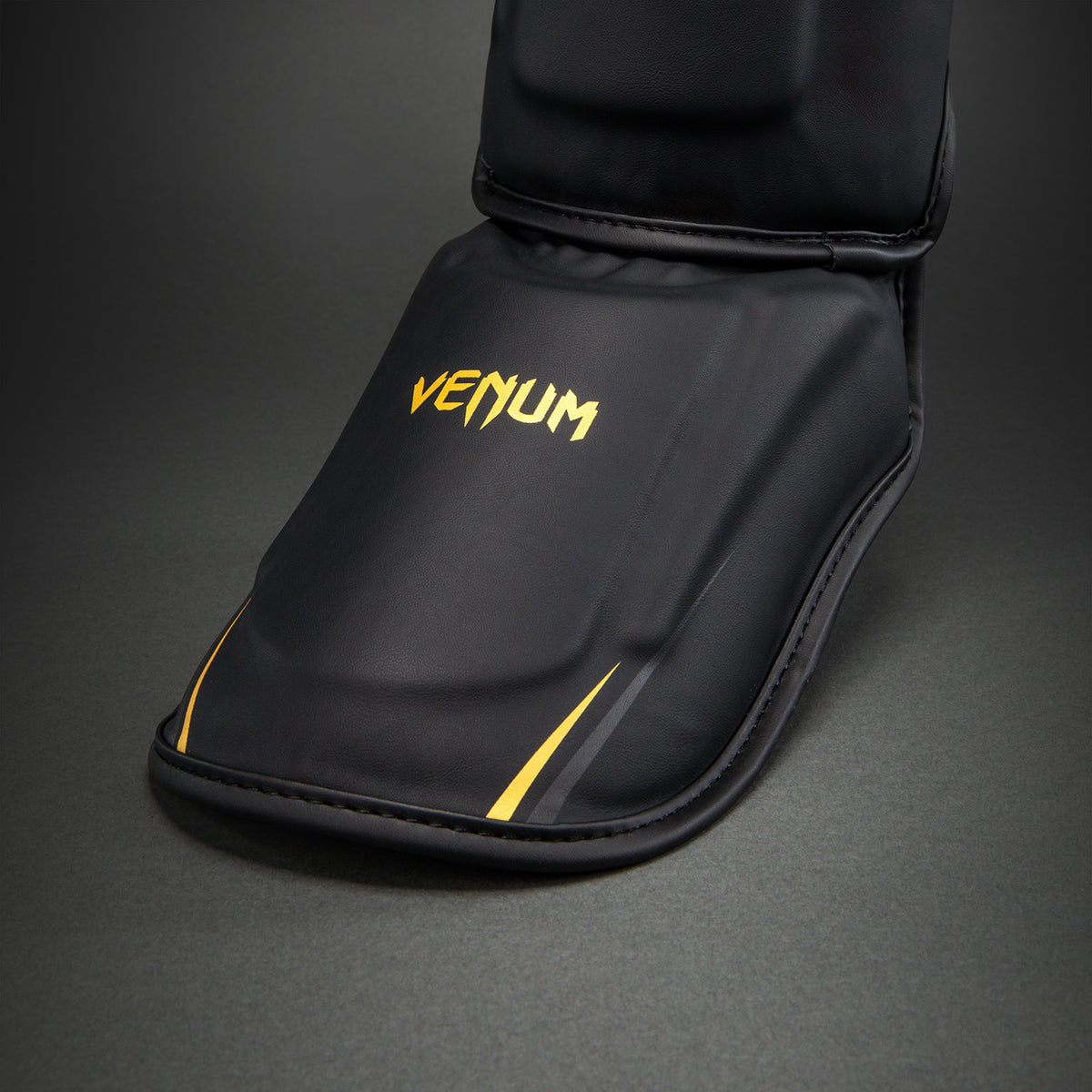 Venum G-Core Scheenbeschermers - Zwart/Goud