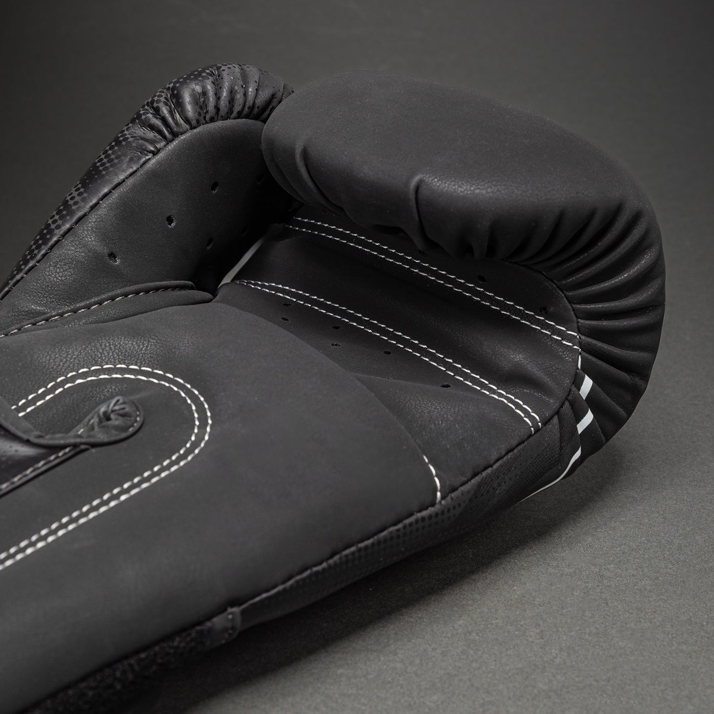 Venum Stealth Bokshandschoenen – Zwart/Wit