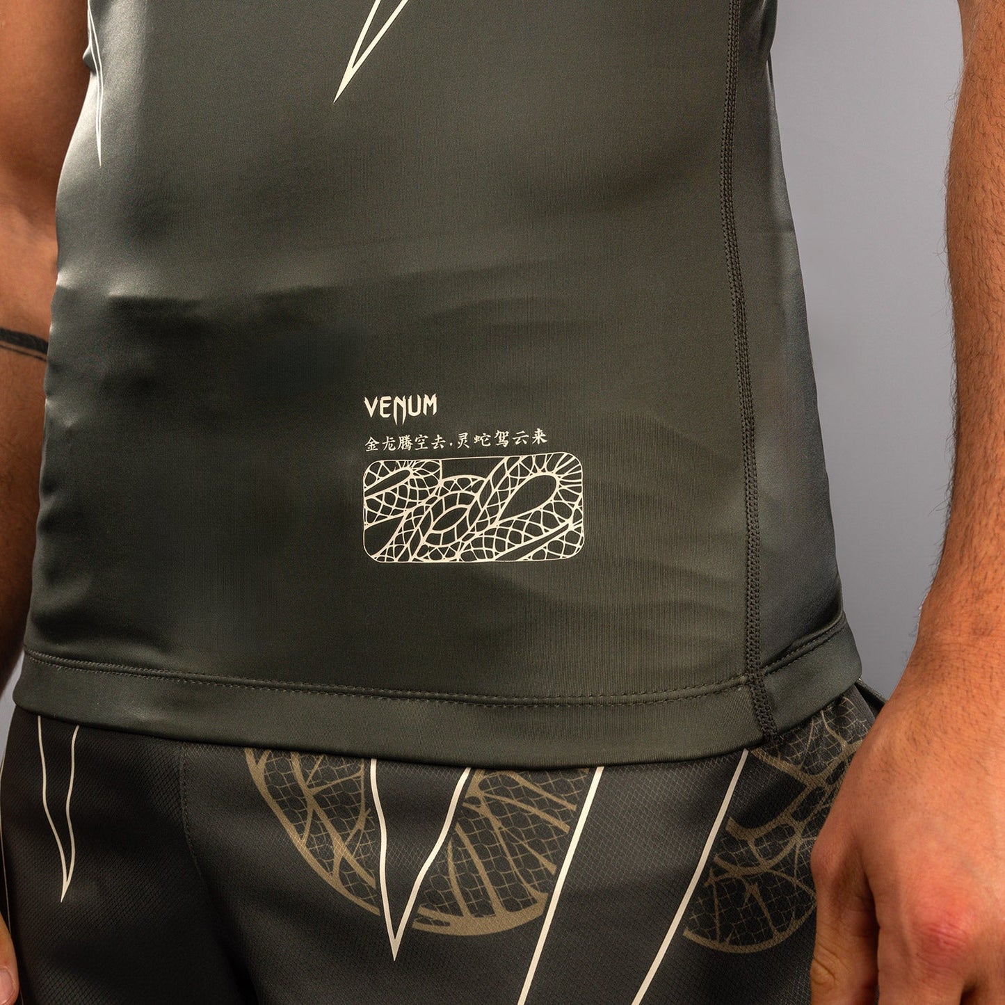 Venum Serpenti Rashguard met korte mouwen – Khaki/Bronze/Ivoor