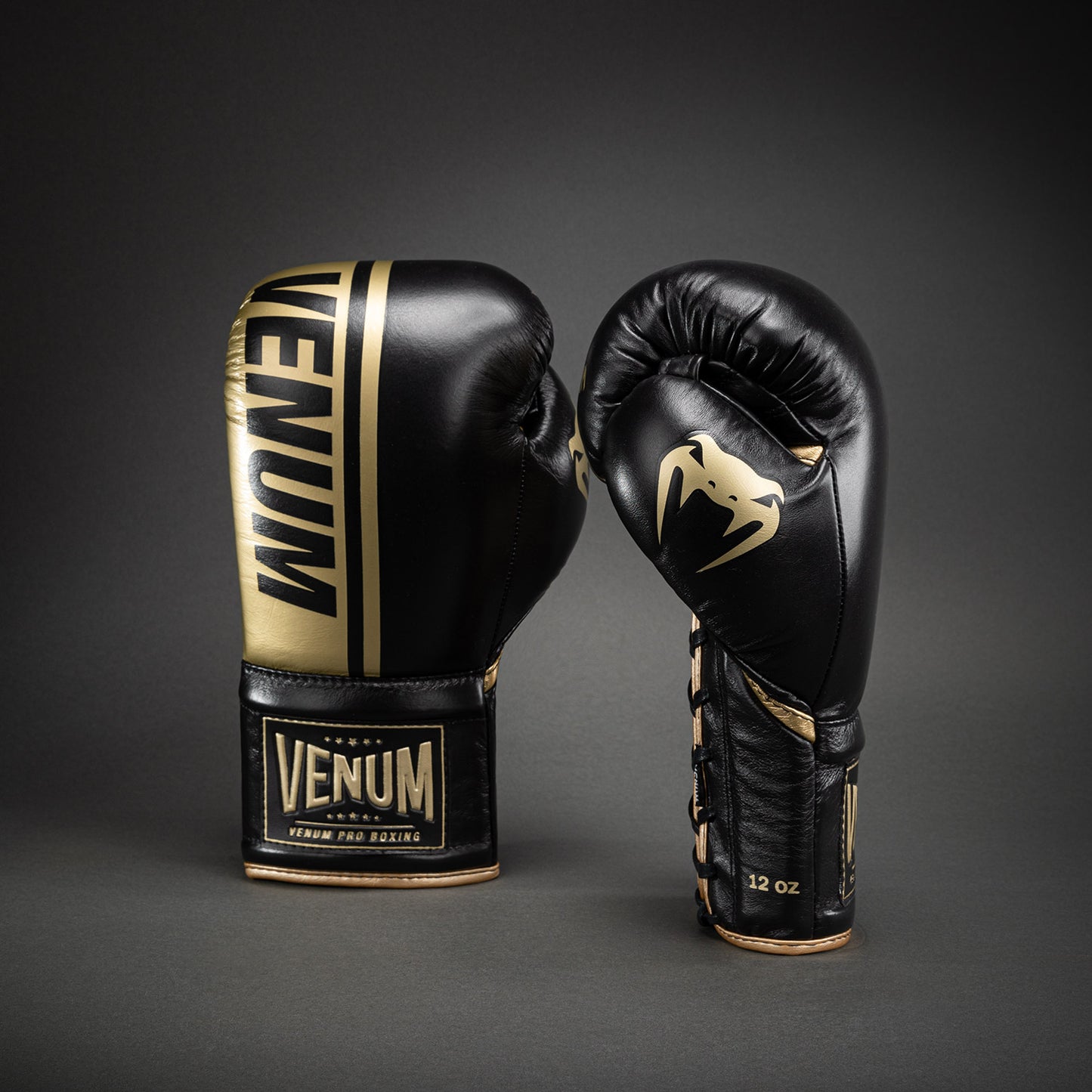 Venum Shield professionele bokshandschoenen met veters - zwart/goud