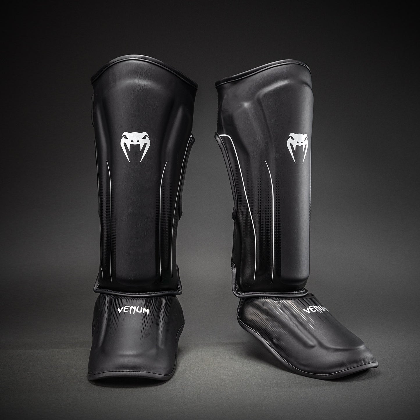 Venum Stealth Scheenbeschermers – Zwart/Wit