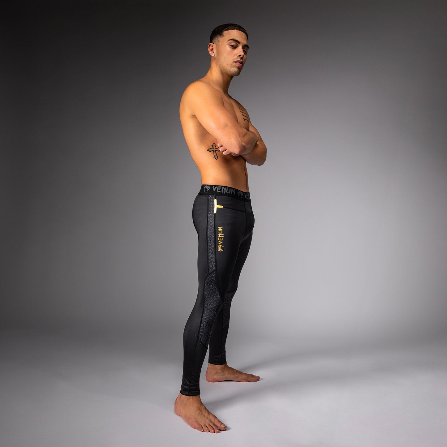 Venum x Assassin’s Creed Shadows Herenpetten - Zwart/Goud