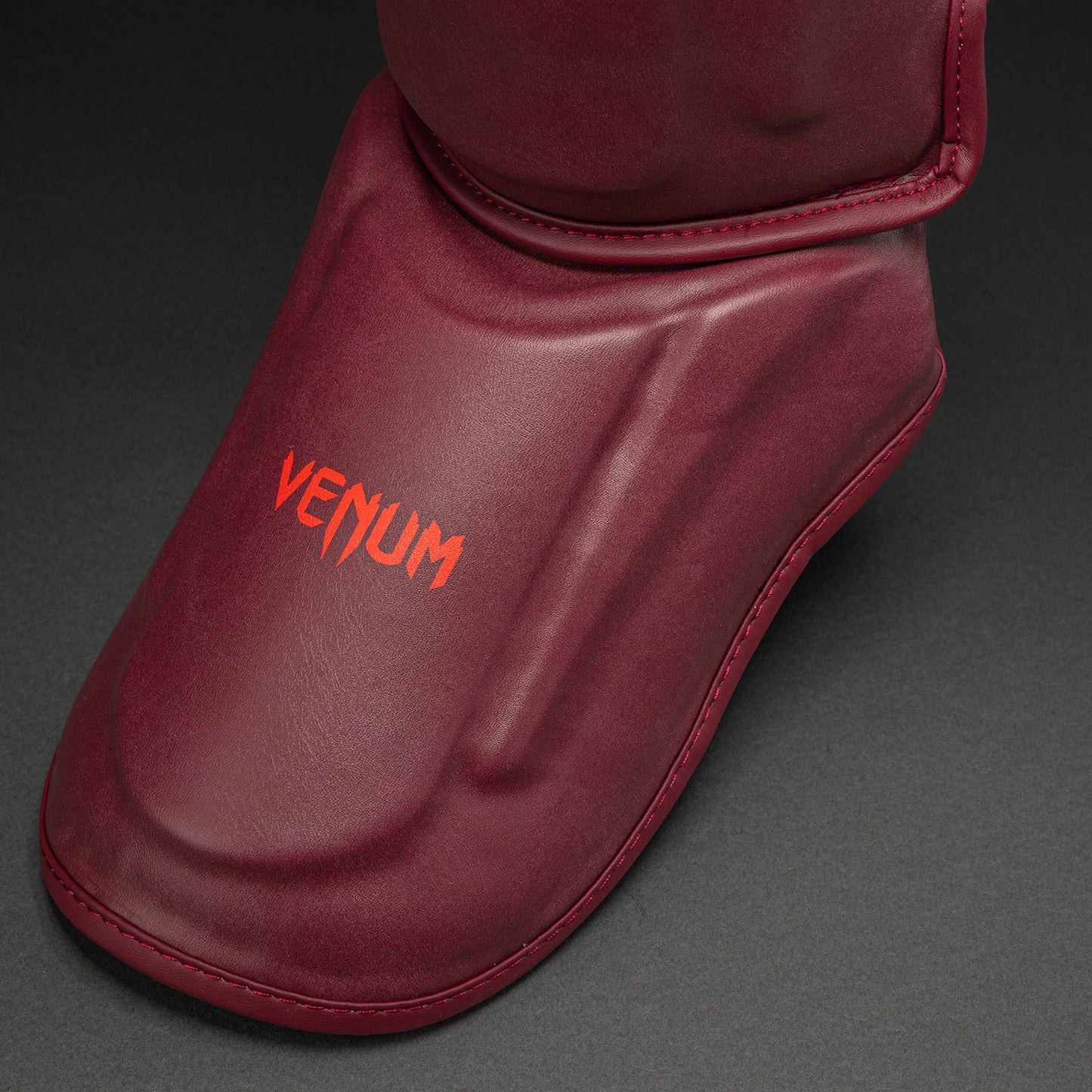 Venum Spectre Scheenbeschermers – Zwart/Rood