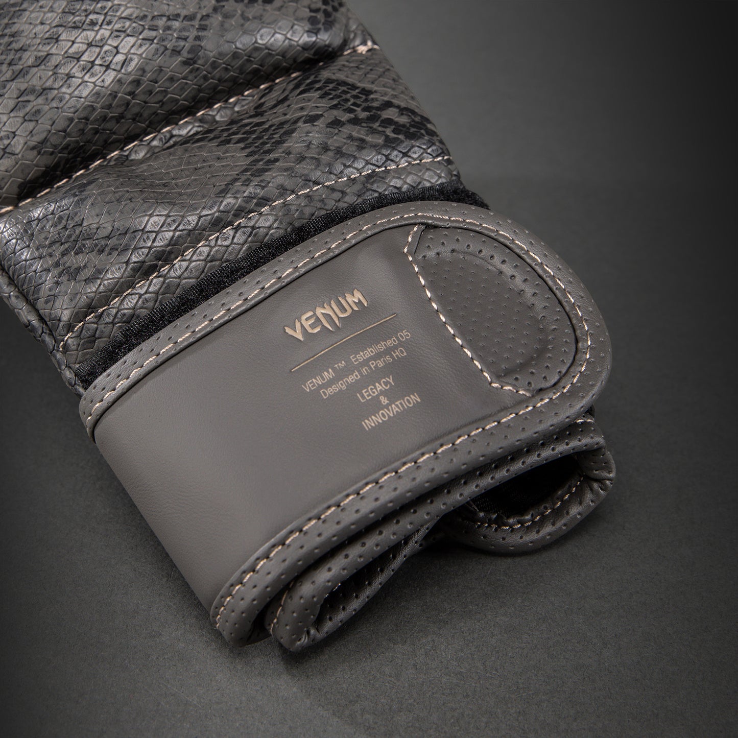 Venum Impact Evo Scales MMA Sparring Handschoenen – Donkergrijs