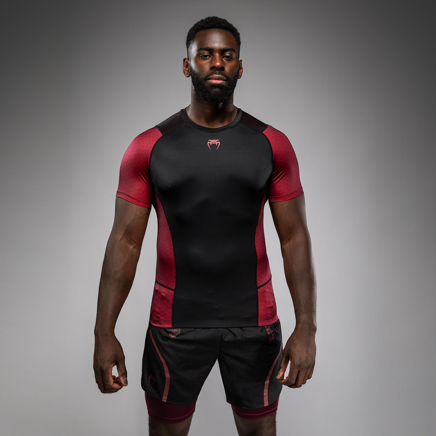 Venum x Assassin’s Creed Shadows Korte Mouwen Rashguard voor Mannen - Bordeaux/Zwart