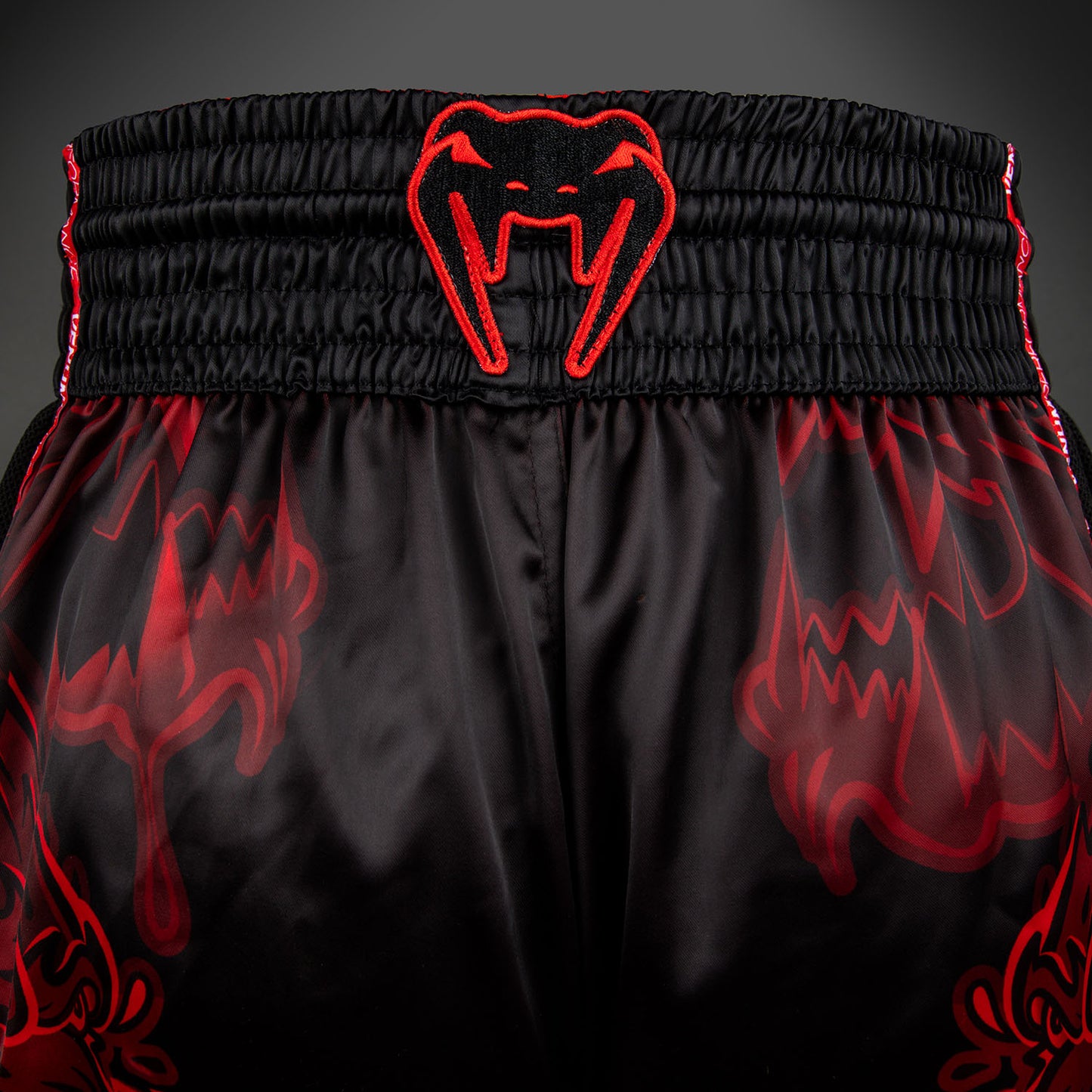 Venum Wolf Atak Muay Thai Shorts – Zwart/Rood