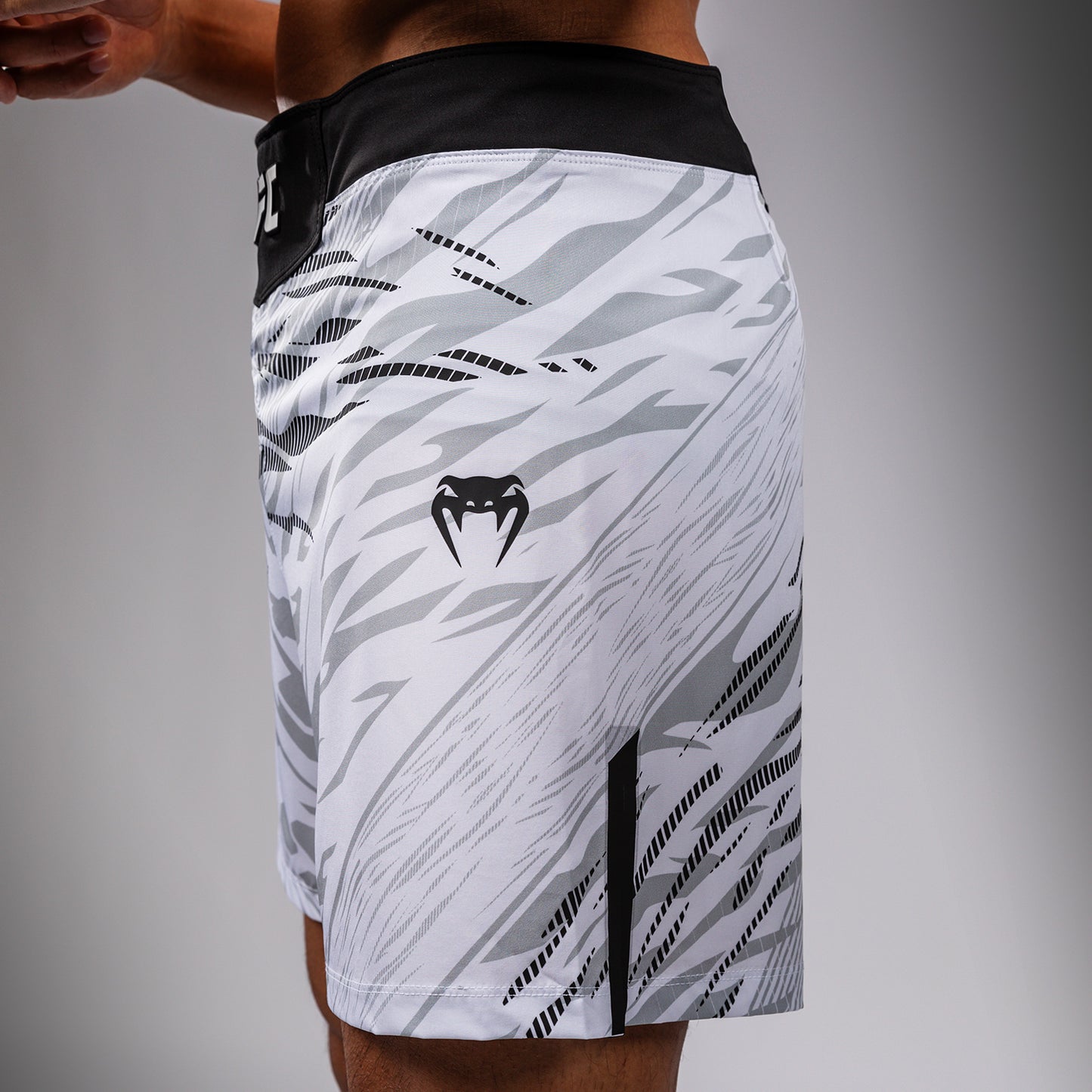 UFC Fusion by Venum Authentic Fight Night Fight Shorts voor Heren - Kort Fit - Wit
