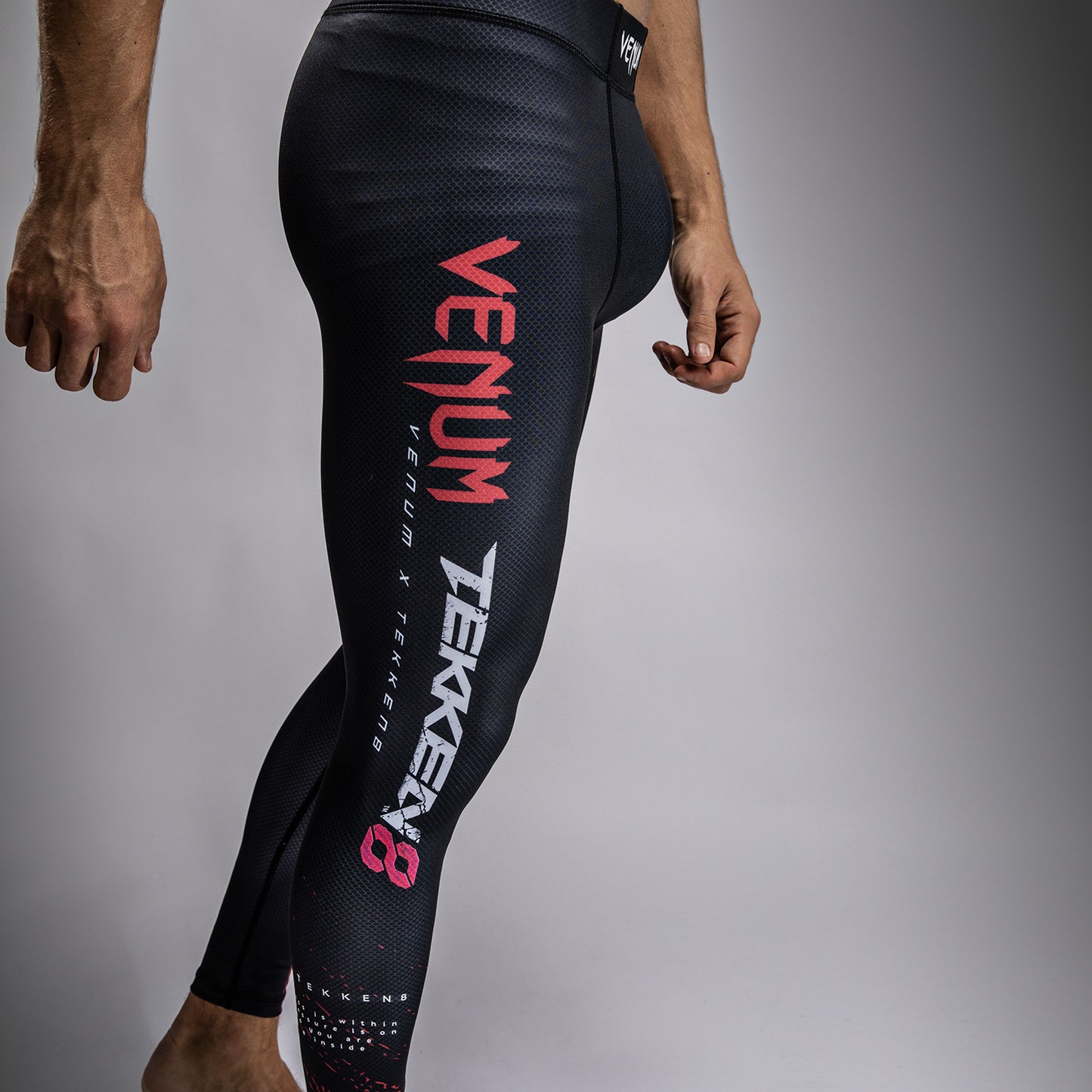 Venum x TEKKEN 8 - Marshall Law Spats - Zwart/Rood/Goud