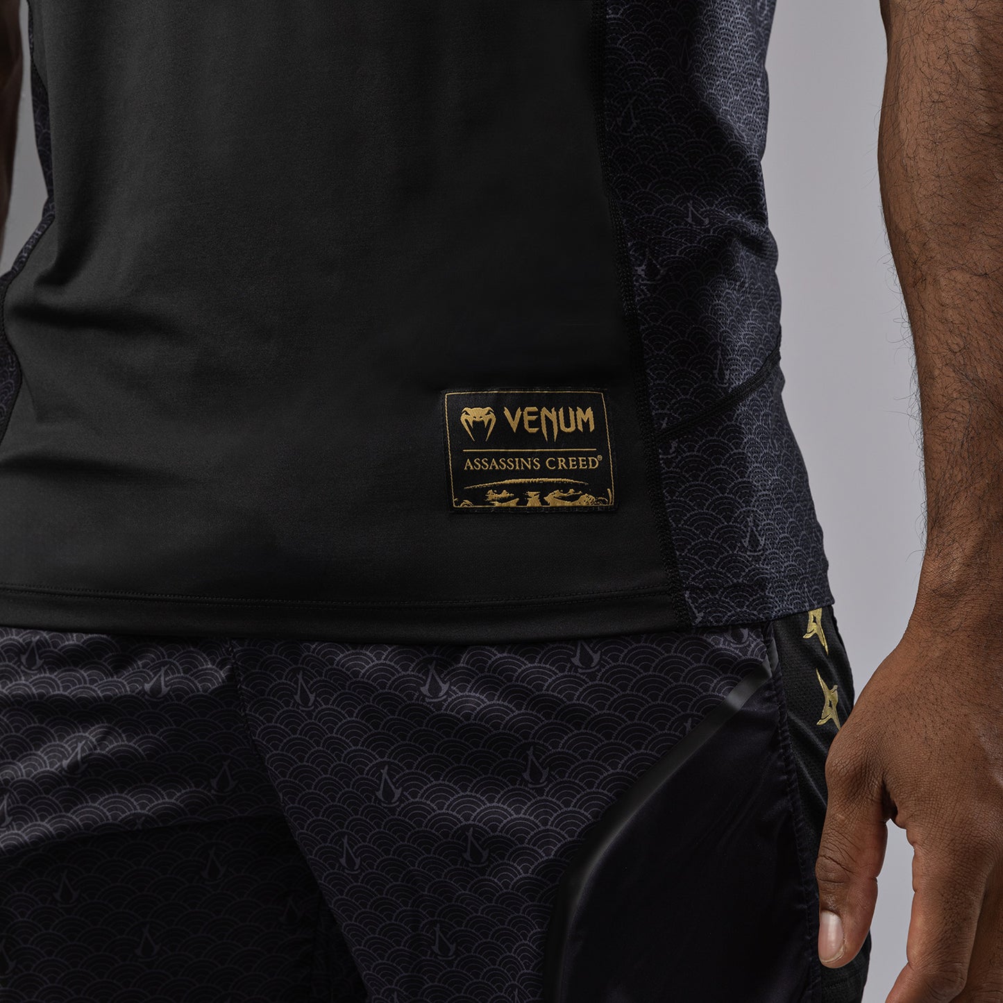 Venum x Assassin’s Creed Shadows Dry-Tech T-shirt voor heren - Zwart/Goud