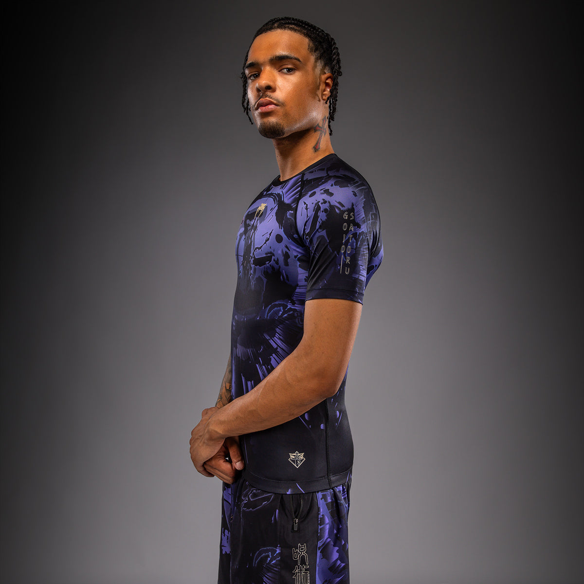 Jujutsu Kaisen x Venum Gojo Rashguard met korte mouwen – Paars