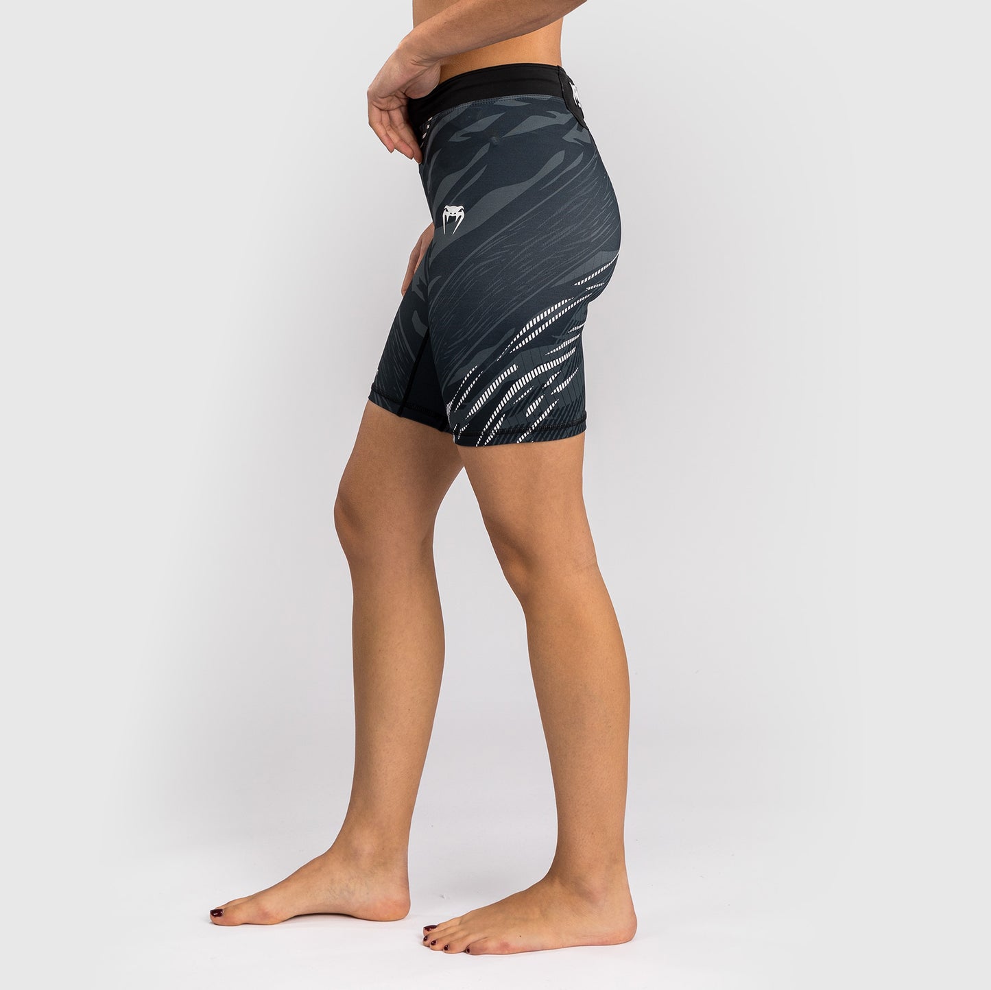 UFC Fusion by Venum Authentic Fight Night Vale Tudo Shorts voor Dames - Lang Fit - Zwart