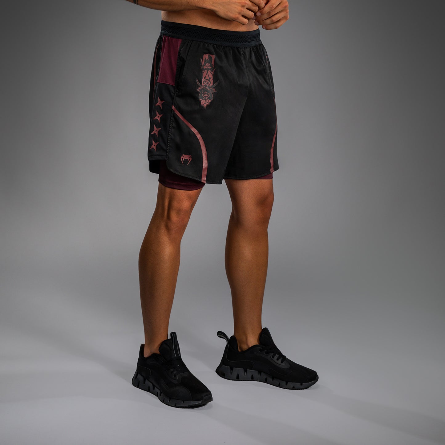 Venum x Assassin’s Creed Shadows Trainingsshorts voor Mannen - Bordeauzwart.