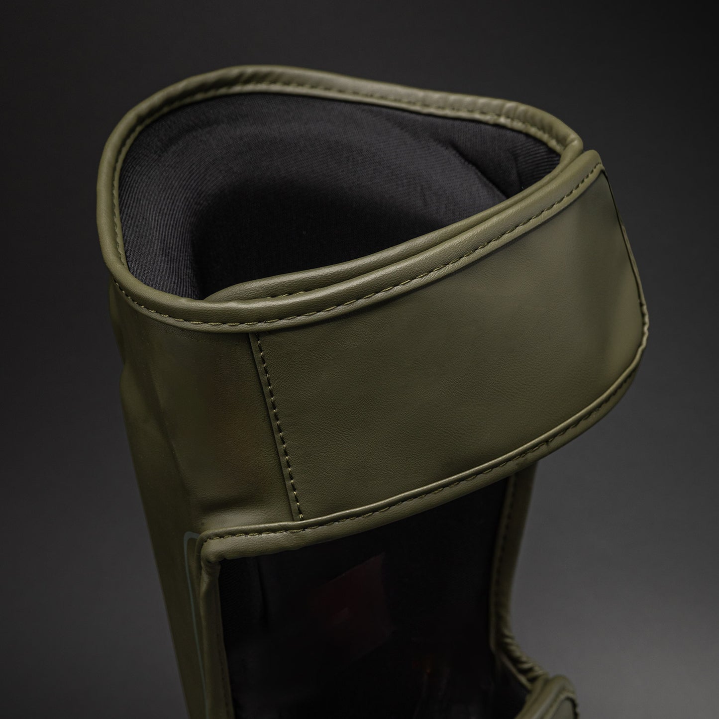 Venum Stealth Scheenbeschermers – Kaki/Donkergroen