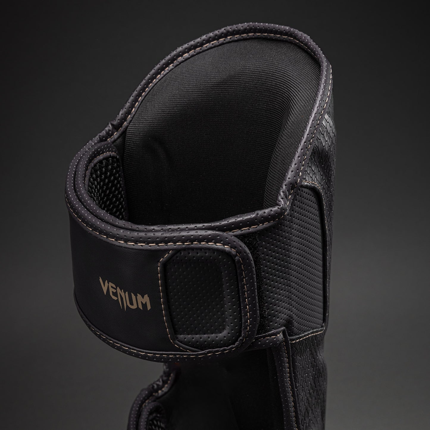 Venum Impact Evo Scales Scheenbeschermers – Donkergrijs