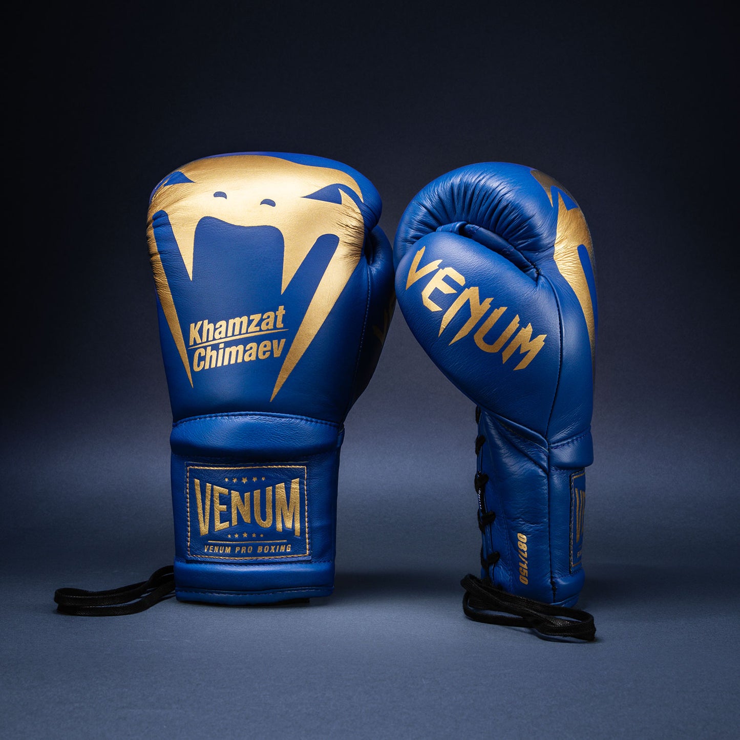 Venum Giant 2.0 Khamzat Chimaev Pro bokshandschoenen - Blauw goud