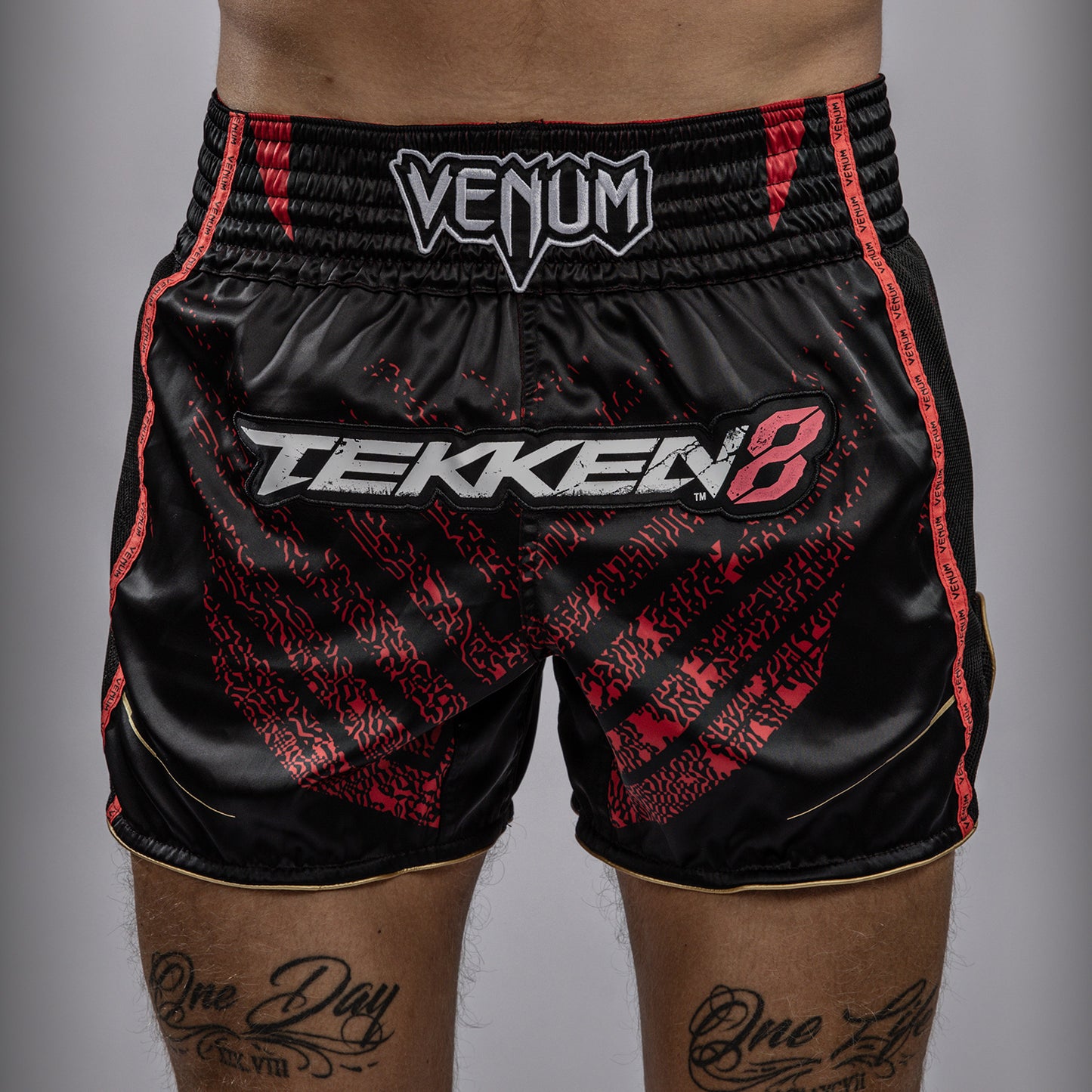 Venum x TEKKEN 8 - Marshall Law Muay Thai Shorts - Zwart/Rood/Goud