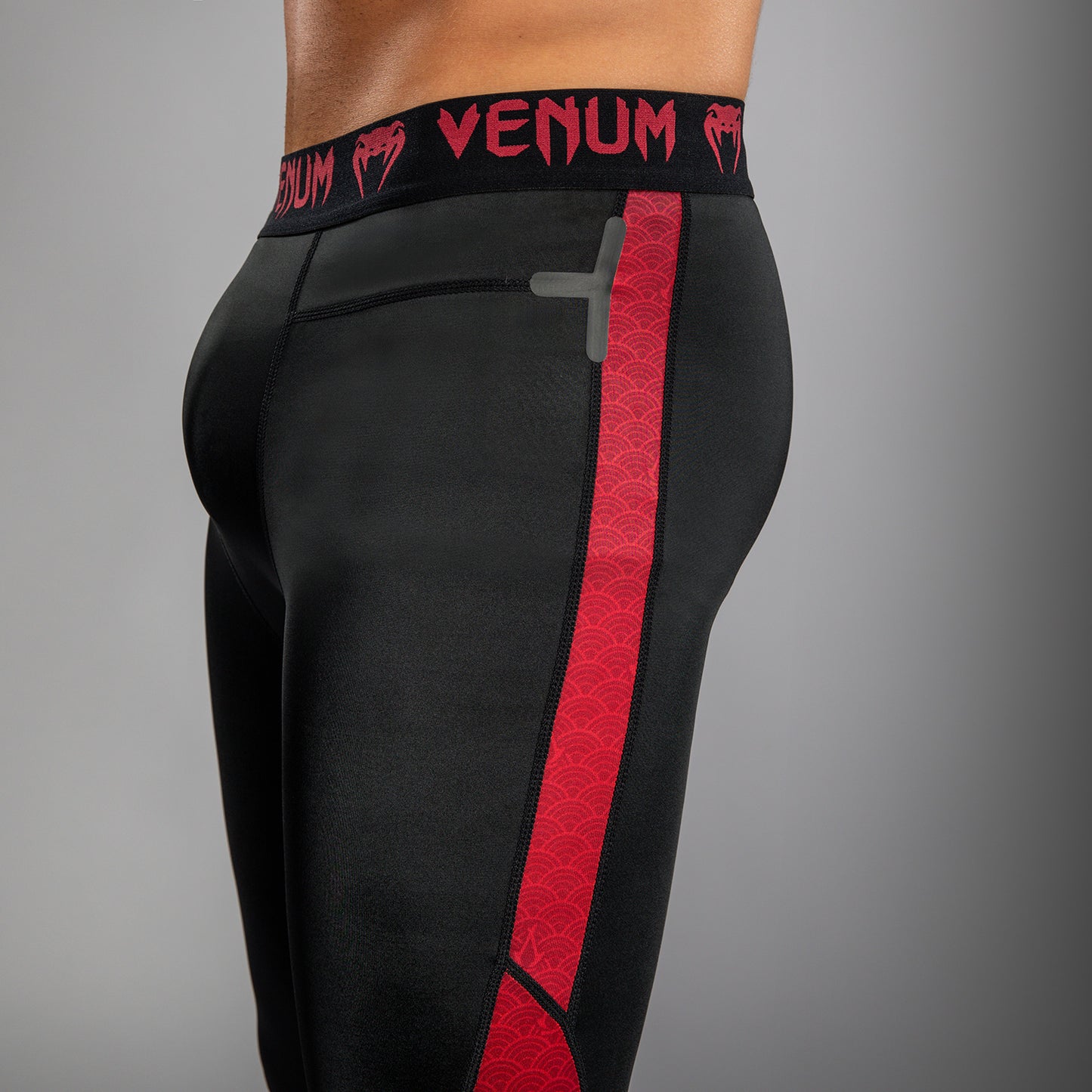 Venum x Assassin’s Creed Shadows Heren Spats - Bordeaux/Zwart