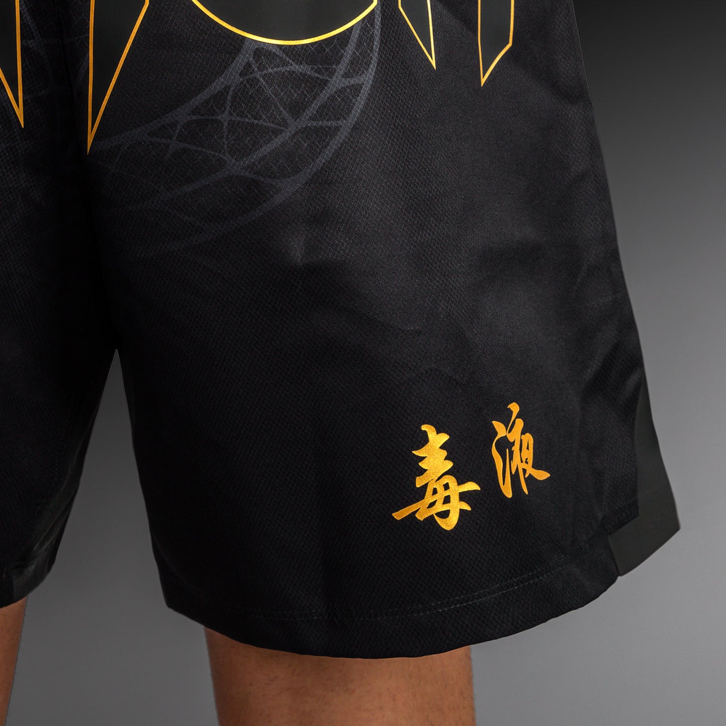 Venum Serpenti Fight Shorts – Zwart/Zilver/Goud