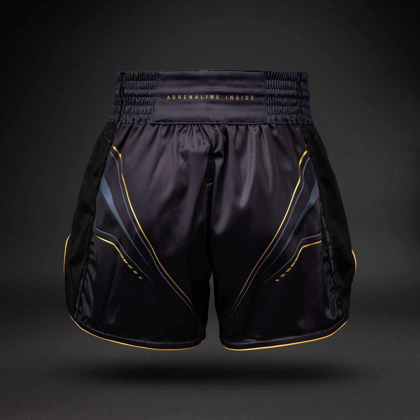 Venum Streamline Muay Thai Shorts – Zwart/Goud