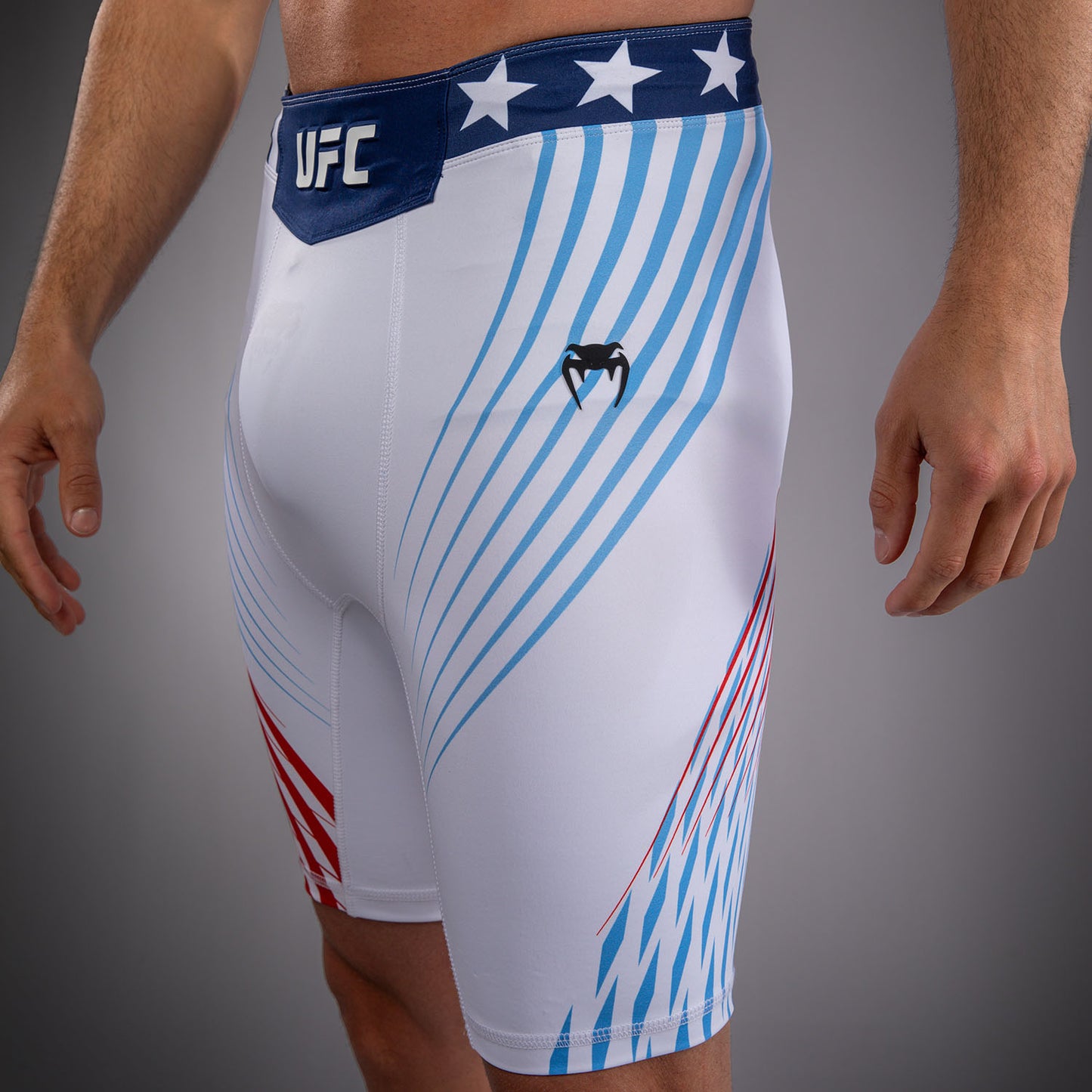 Official UFC Freedom 250 by Venum Authentic Fight Night Vale Tudo Shorts voor heren - Wit