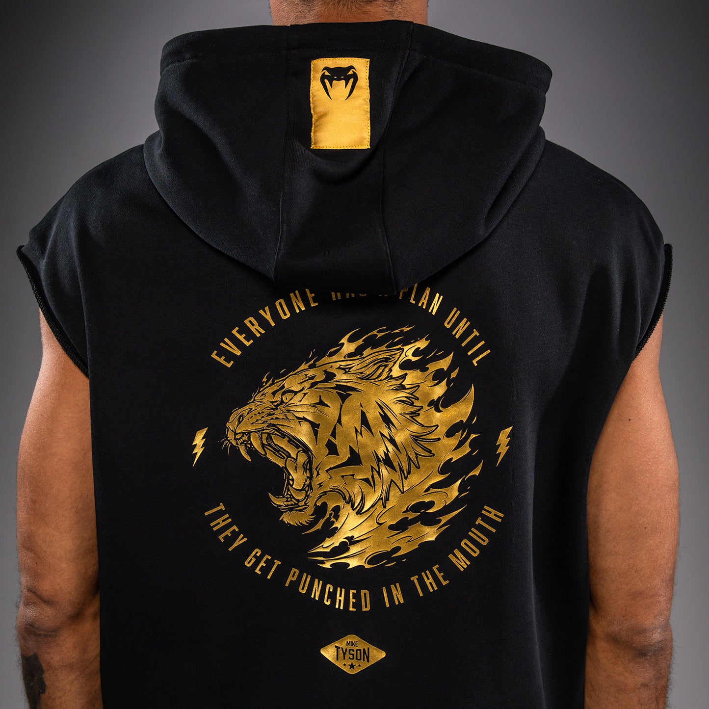 Venum x Mike Tyson Tiger Mouwloze Hoodie - Zwart/Goud