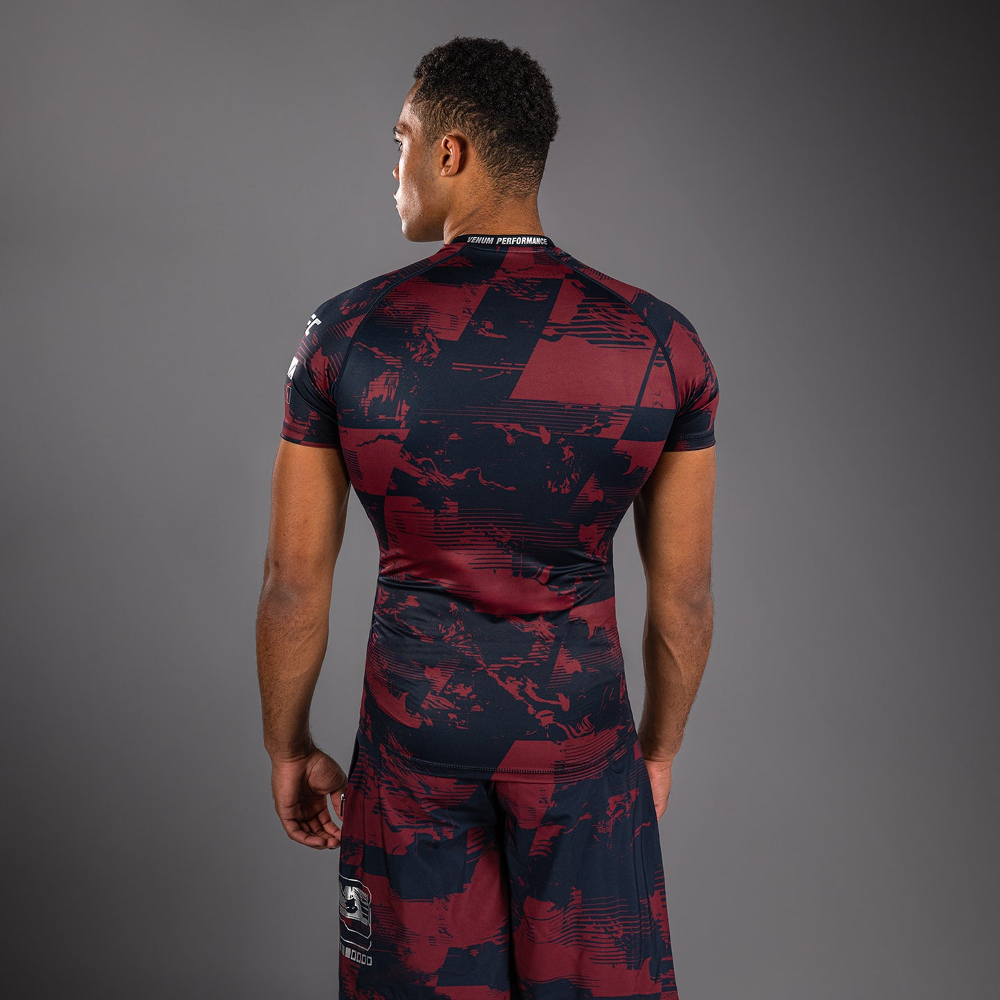 UFC Zenith by Venum Authentic Fight Week Performance Shortsleeve Rashguard Heren - Marineblauw/Bordeauxrood/Zilver