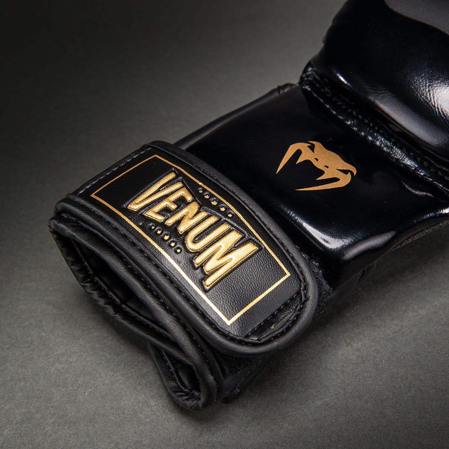 Venum Attack 2.0 Sparring Handschoenen – Zwart/Goud