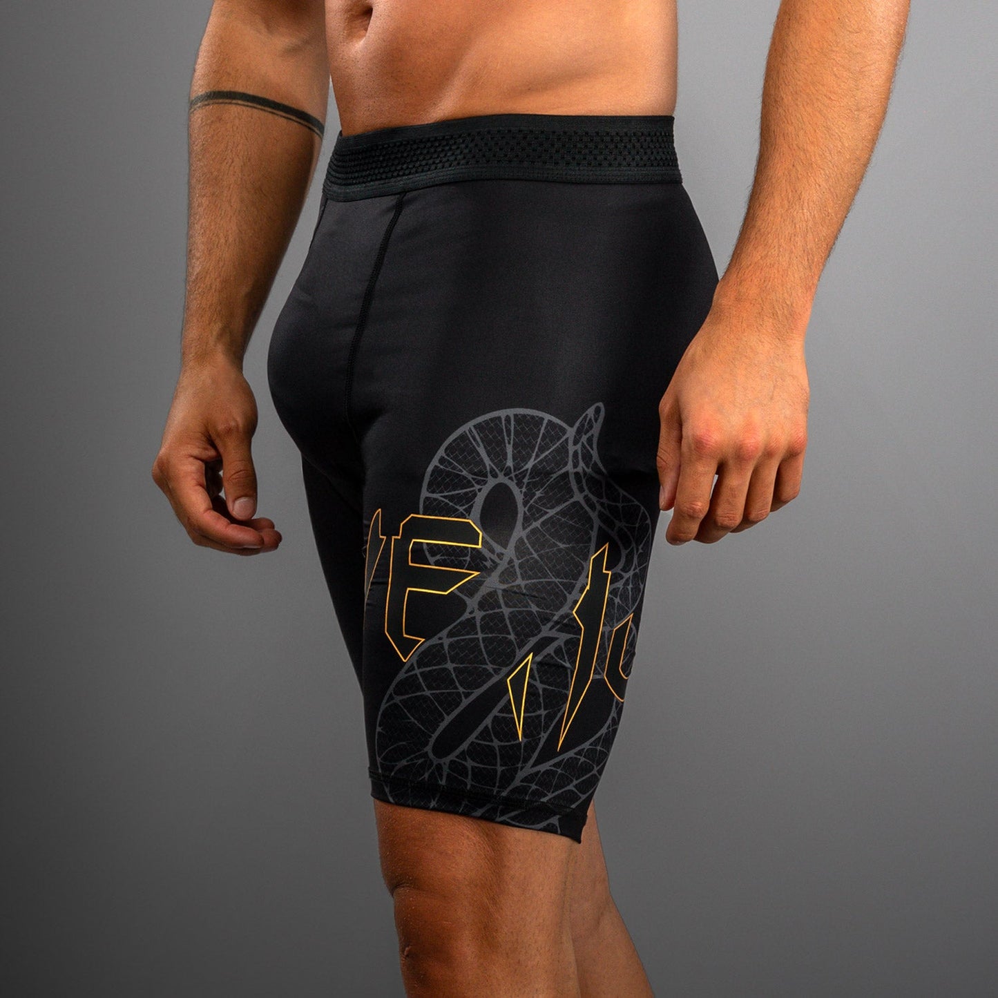Venum Serpenti Vale Tudo Shorts – Zwart/Zilver/Goud