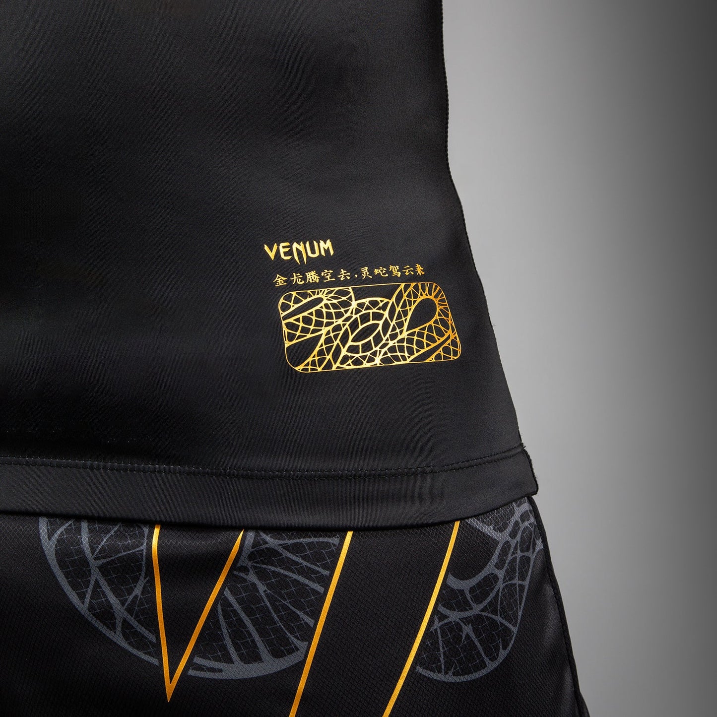 Venum Serpenti Rashguard met korte mouwen – Zwart/Zilver/Goud