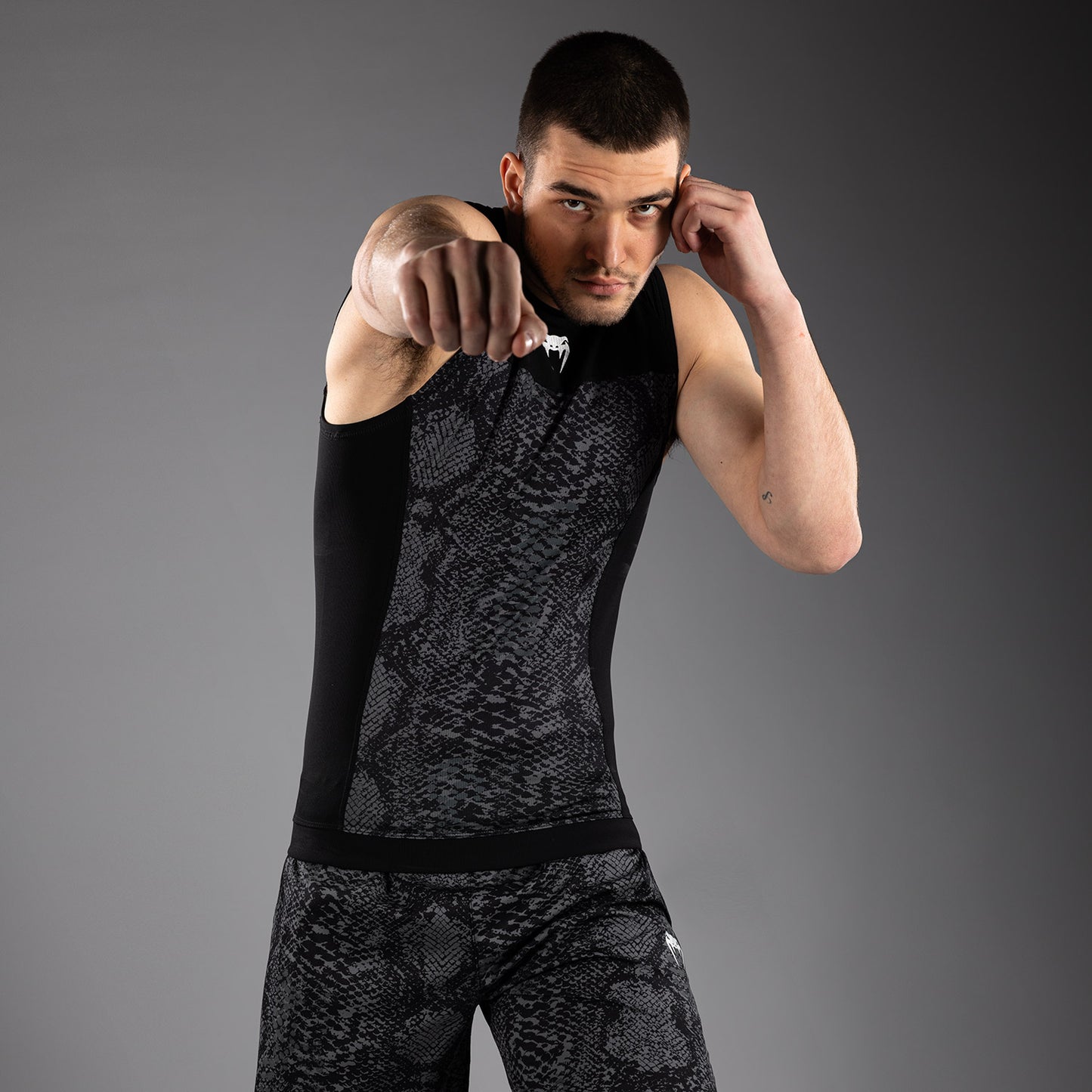 Venum G-Fit Scales Mouwloos Rashguard – Zwart/Antracietgrijs