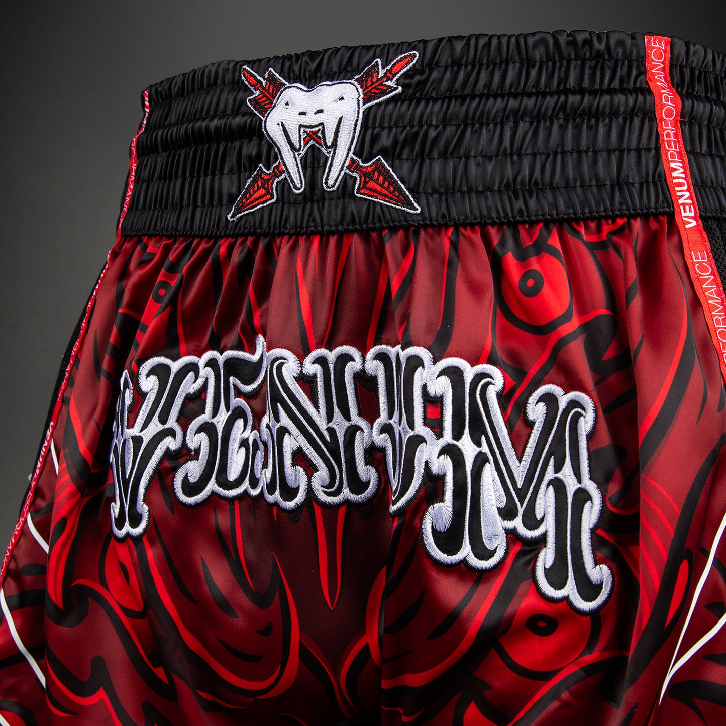 Venum Wolf Atak Muay Thai Shorts – Zwart/Rood