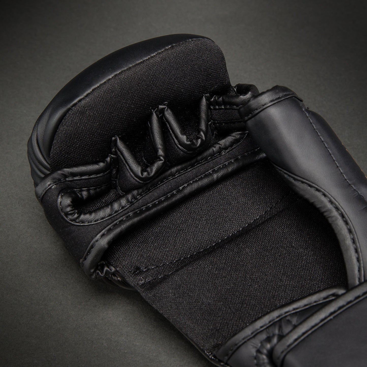 Venum Attack 2.0 Sparring Handschoenen – Zwart/Goud