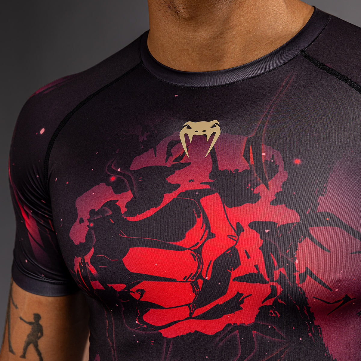 Jujutsu Kaisen x Venum Itadori Rashguard met korte mouwen – Zwart/Rood