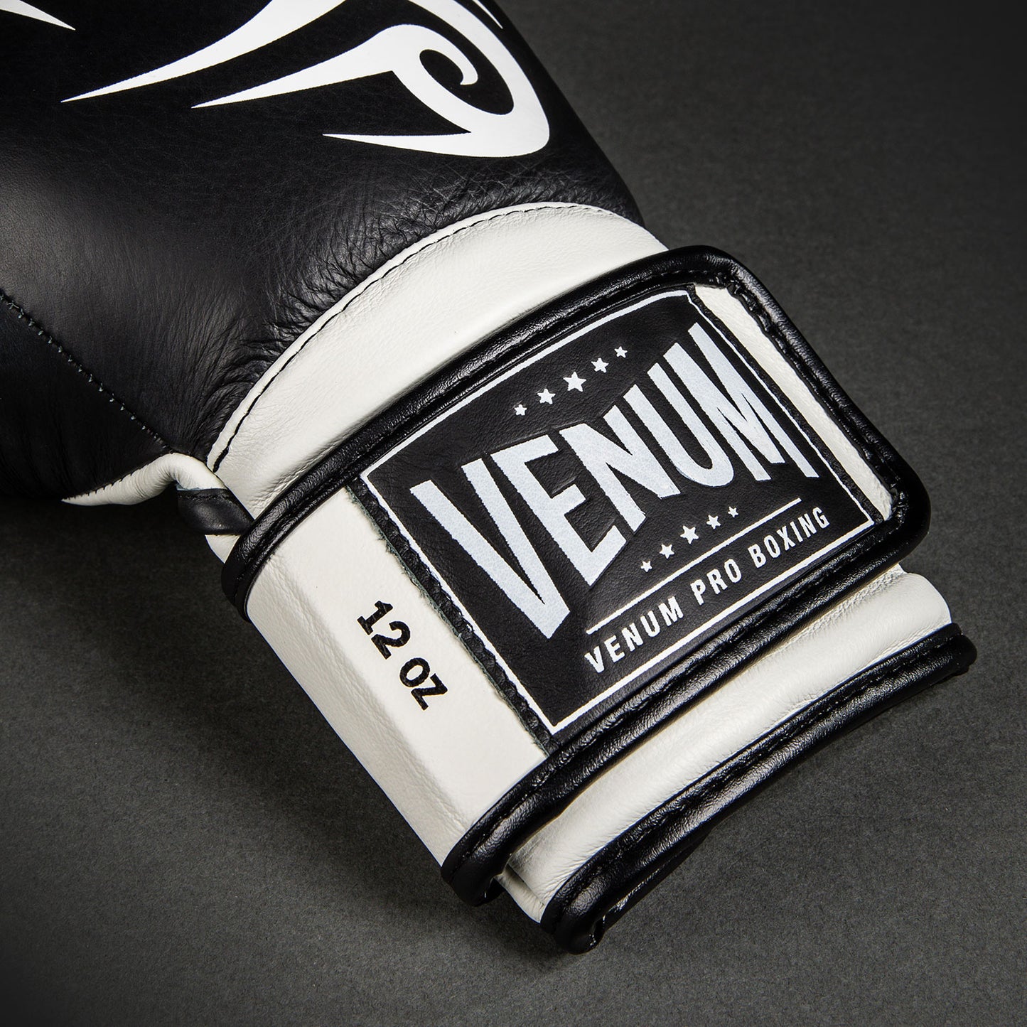 Venum Giant 2.0 Mike Tyson Pro Bokshandschoenen - Diep Zwart/Optisch Wit