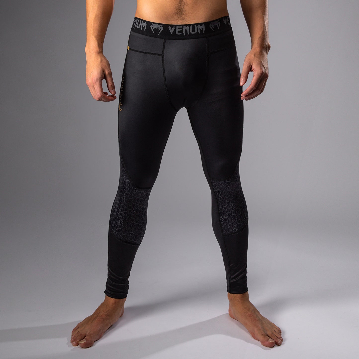 Venum x Assassin’s Creed Shadows Herenpetten - Zwart/Goud