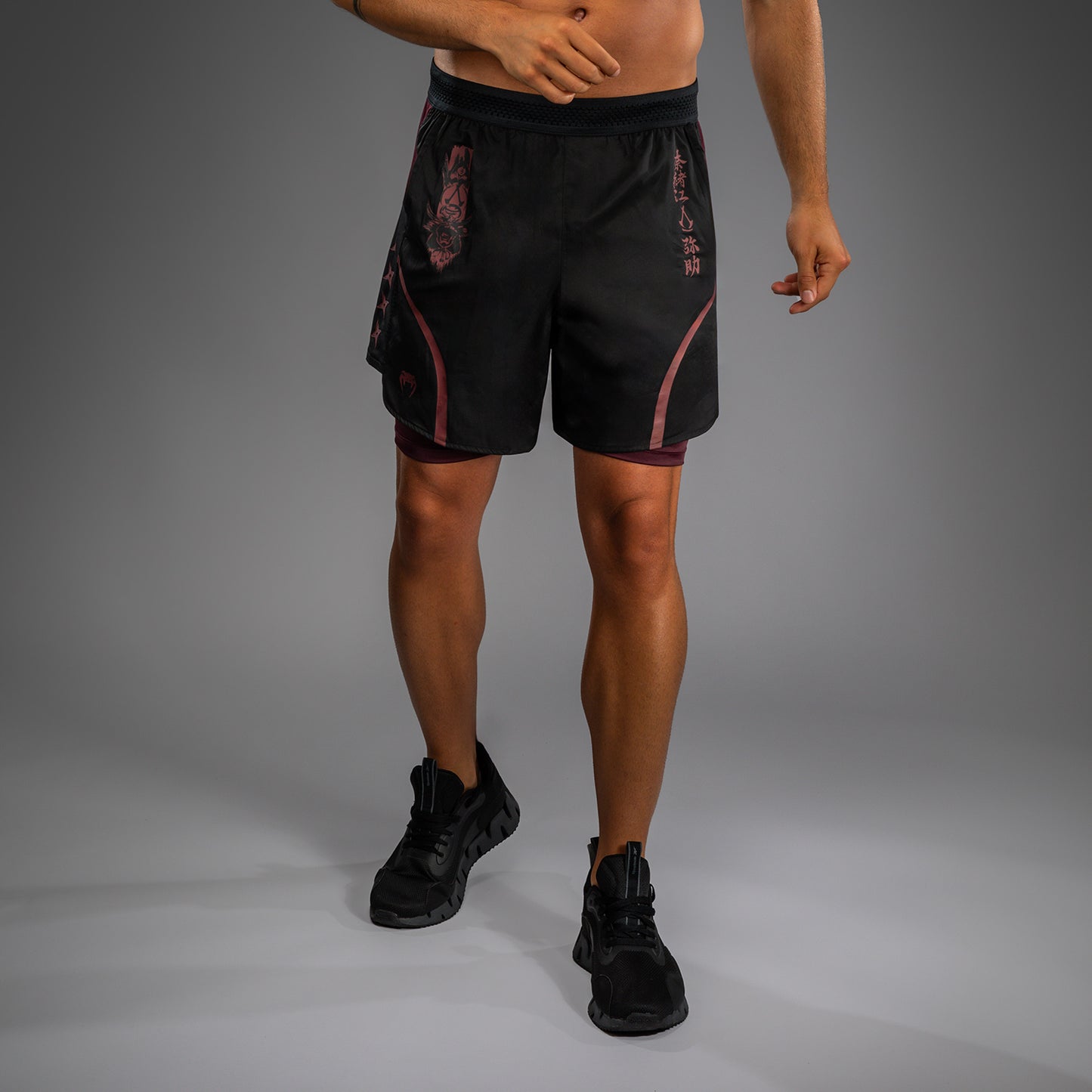 Venum x Assassin’s Creed Shadows Trainingsshorts voor Mannen - Bordeauzwart.