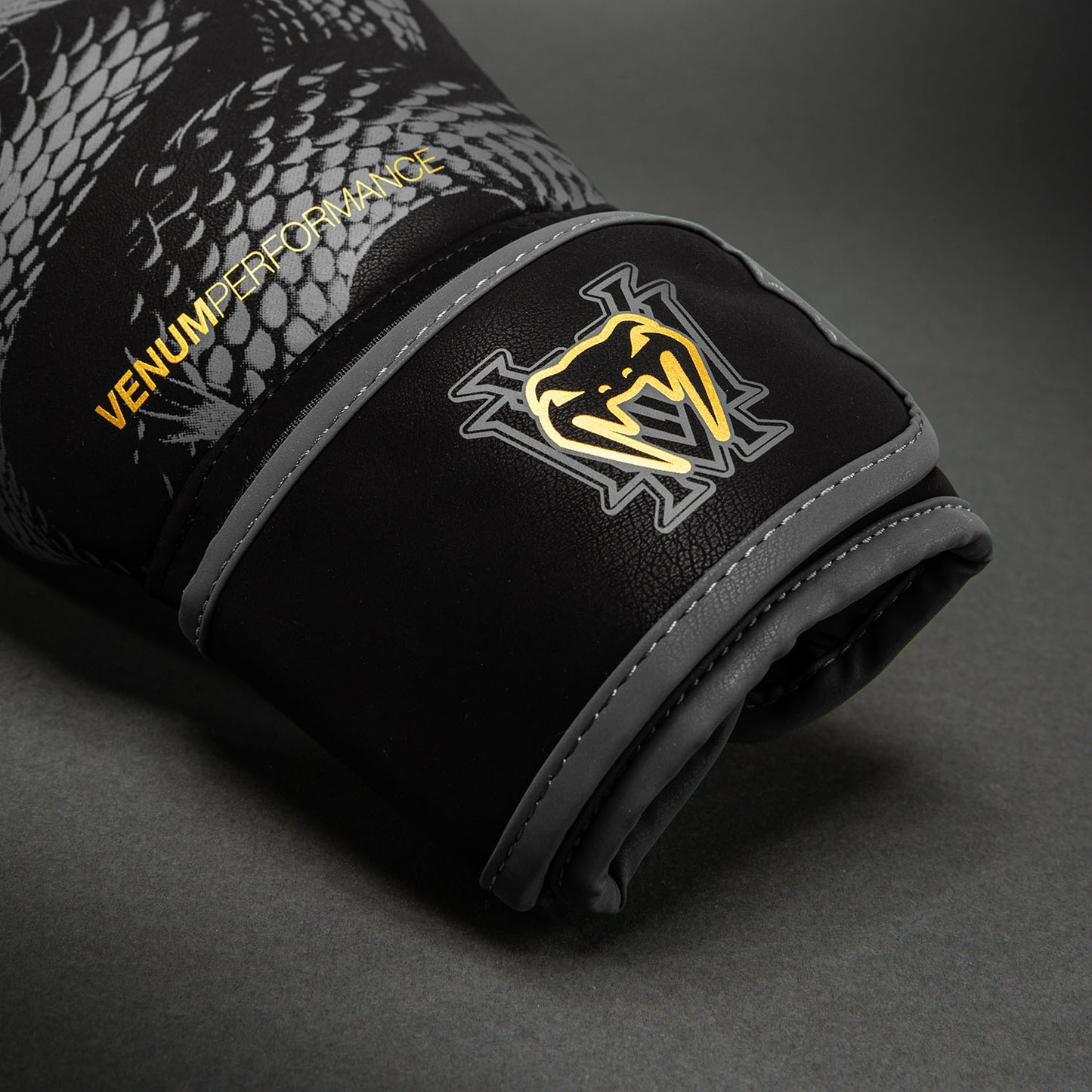 Venum Matupa Bokshandschoenen - Zwart/Grijs/Goud