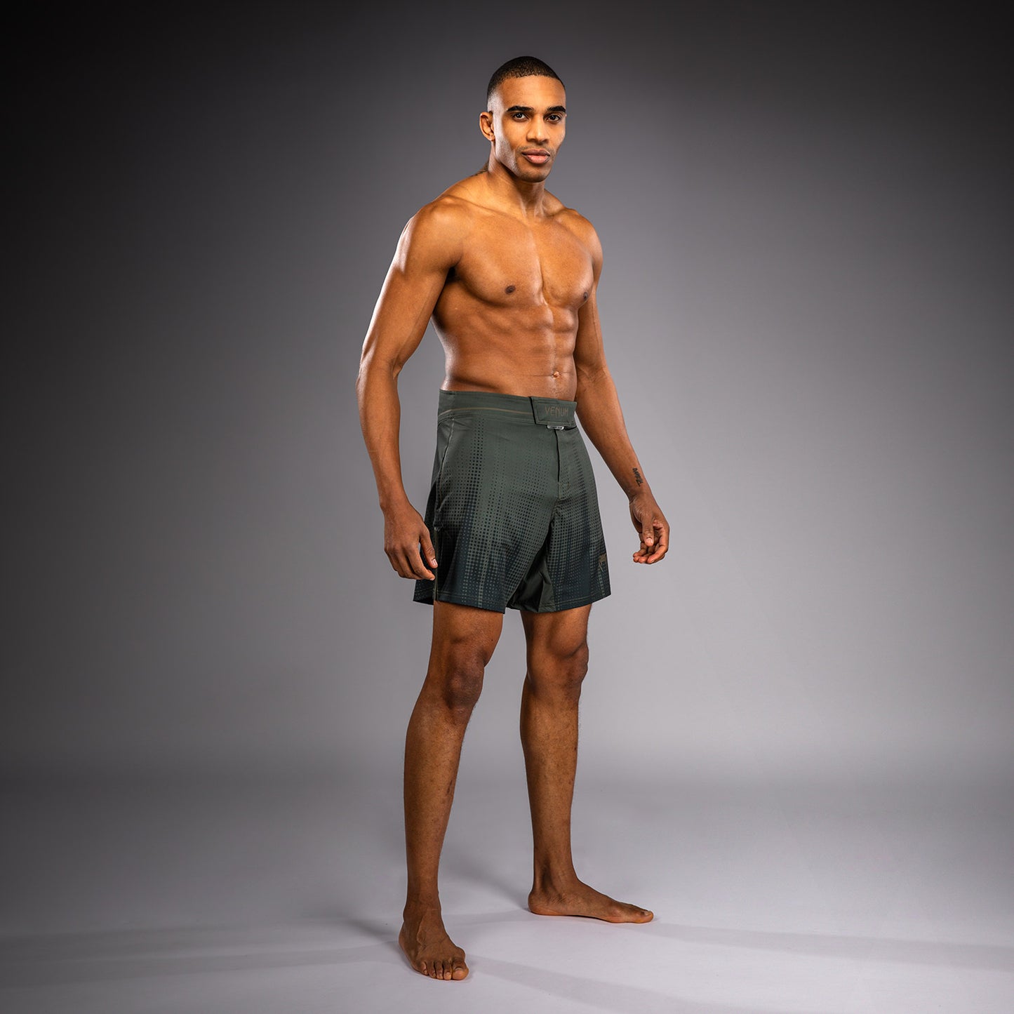 Venum Stealth Fightshorts – Kaki/Donkergroen