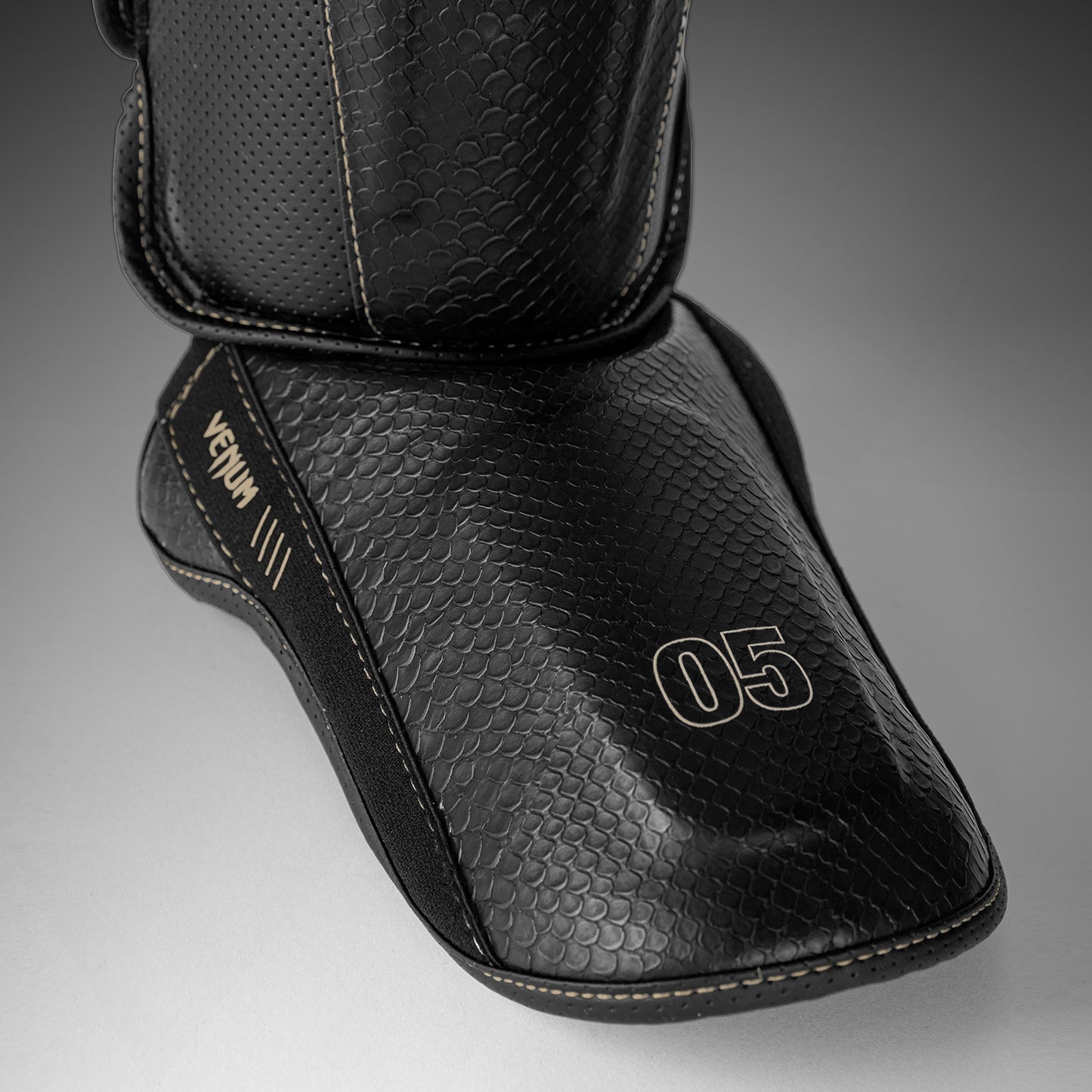 Venum Impact Evo Scales Scheenbeschermers – Zwart